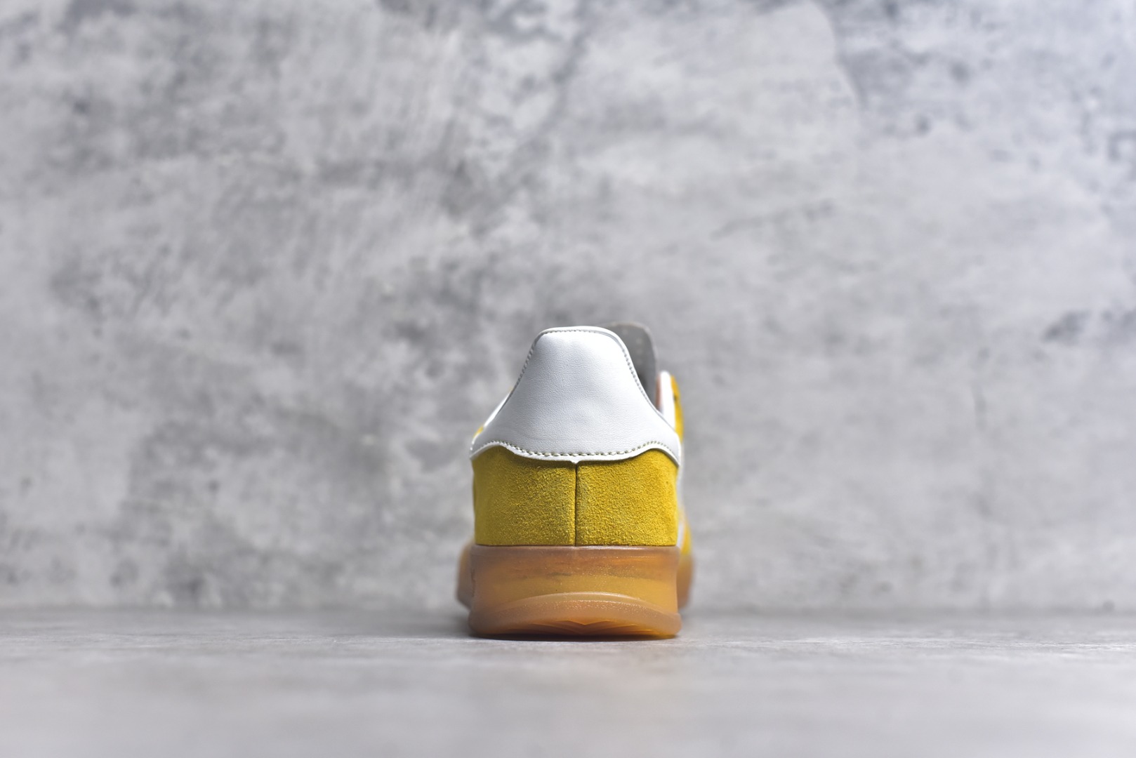 图片[5]-#AD Original Gazelle Indoor Trainers 瞪羚室内鞋系列低帮复古百搭休闲运动德训风板鞋 HQ8716 高端零售特供批次 原厂定制长毛翻毛皮组合环保纤维革鞋面材质 内置环保海玻璃鞋垫 外置RB橡胶大底 产品品控稳定性领先行业 原厂全套原楦原纸板冲刀磨具开发 原厂皮料加持 原厂港宝加持定型后跟R度完美 将复古进行到底 简约流畅 三十年不变经典 这款Gazelle运动鞋 无论面料、配色、质感或设计 都只在重现其1991年原款的经典 皮革鞋面 撞色三条纹和鞋跟标的设计 力求呈现90年代的经典复古风潮 Samba火热的同时 也带动了其它的复古鞋型 Gazelle便是其中一只 Gazelle Indoor拥有包边更宽的T字型鞋头 更好的保护运动员的前掌 浓浓的复古氛围感 非常适合现在流行的Cleanfit风格 尺码：36-44-选品中心