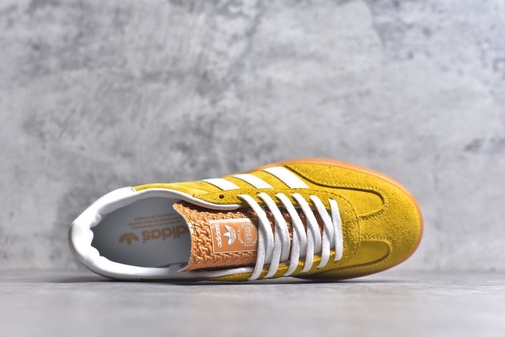 图片[4]-#AD Original Gazelle Indoor Trainers 瞪羚室内鞋系列低帮复古百搭休闲运动德训风板鞋 HQ8716 高端零售特供批次 原厂定制长毛翻毛皮组合环保纤维革鞋面材质 内置环保海玻璃鞋垫 外置RB橡胶大底 产品品控稳定性领先行业 原厂全套原楦原纸板冲刀磨具开发 原厂皮料加持 原厂港宝加持定型后跟R度完美 将复古进行到底 简约流畅 三十年不变经典 这款Gazelle运动鞋 无论面料、配色、质感或设计 都只在重现其1991年原款的经典 皮革鞋面 撞色三条纹和鞋跟标的设计 力求呈现90年代的经典复古风潮 Samba火热的同时 也带动了其它的复古鞋型 Gazelle便是其中一只 Gazelle Indoor拥有包边更宽的T字型鞋头 更好的保护运动员的前掌 浓浓的复古氛围感 非常适合现在流行的Cleanfit风格 尺码：36-44-选品中心