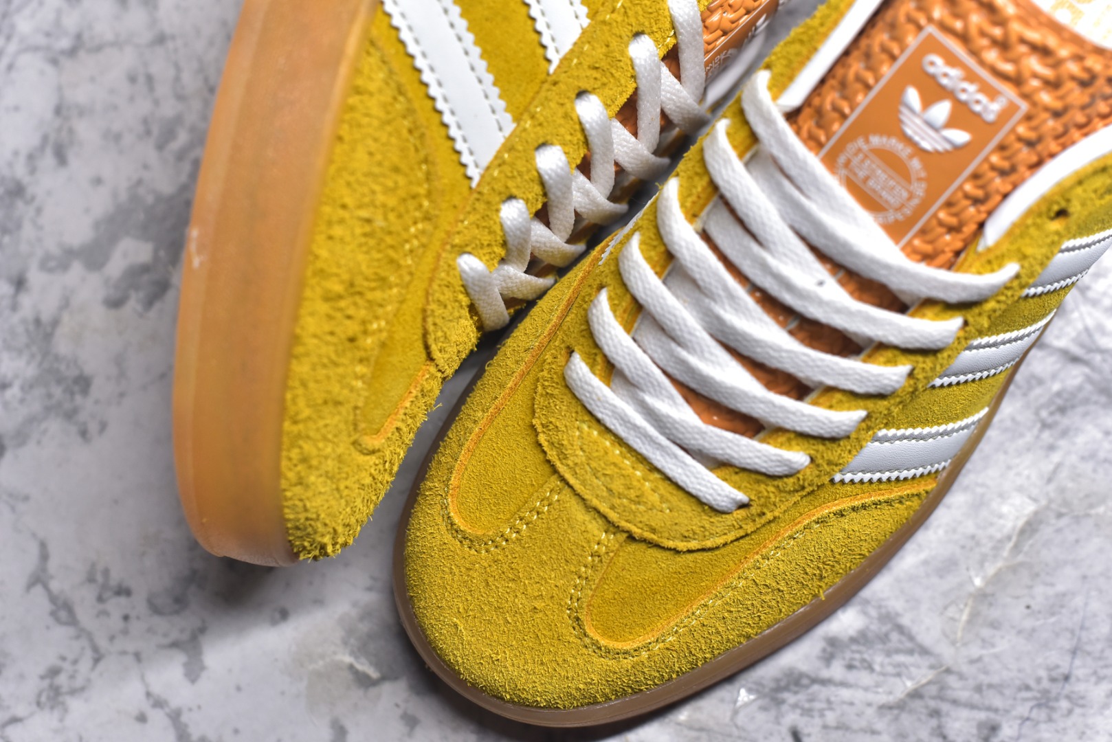 图片[8]-#AD Original Gazelle Indoor Trainers 瞪羚室内鞋系列低帮复古百搭休闲运动德训风板鞋 HQ8716 高端零售特供批次 原厂定制长毛翻毛皮组合环保纤维革鞋面材质 内置环保海玻璃鞋垫 外置RB橡胶大底 产品品控稳定性领先行业 原厂全套原楦原纸板冲刀磨具开发 原厂皮料加持 原厂港宝加持定型后跟R度完美 将复古进行到底 简约流畅 三十年不变经典 这款Gazelle运动鞋 无论面料、配色、质感或设计 都只在重现其1991年原款的经典 皮革鞋面 撞色三条纹和鞋跟标的设计 力求呈现90年代的经典复古风潮 Samba火热的同时 也带动了其它的复古鞋型 Gazelle便是其中一只 Gazelle Indoor拥有包边更宽的T字型鞋头 更好的保护运动员的前掌 浓浓的复古氛围感 非常适合现在流行的Cleanfit风格 尺码：36-44-选品中心
