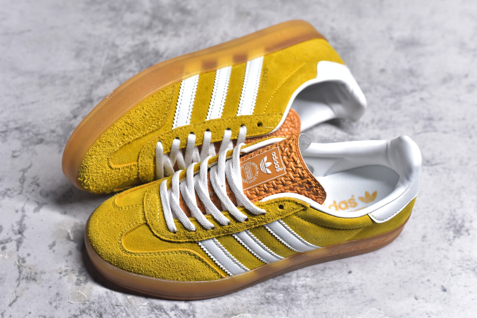 图片[7]-#AD Original Gazelle Indoor Trainers 瞪羚室内鞋系列低帮复古百搭休闲运动德训风板鞋 HQ8716 高端零售特供批次 原厂定制长毛翻毛皮组合环保纤维革鞋面材质 内置环保海玻璃鞋垫 外置RB橡胶大底 产品品控稳定性领先行业 原厂全套原楦原纸板冲刀磨具开发 原厂皮料加持 原厂港宝加持定型后跟R度完美 将复古进行到底 简约流畅 三十年不变经典 这款Gazelle运动鞋 无论面料、配色、质感或设计 都只在重现其1991年原款的经典 皮革鞋面 撞色三条纹和鞋跟标的设计 力求呈现90年代的经典复古风潮 Samba火热的同时 也带动了其它的复古鞋型 Gazelle便是其中一只 Gazelle Indoor拥有包边更宽的T字型鞋头 更好的保护运动员的前掌 浓浓的复古氛围感 非常适合现在流行的Cleanfit风格 尺码：36-44-选品中心
