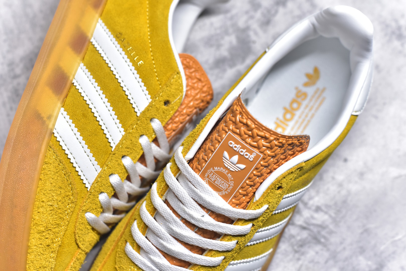 图片[9]-#AD Original Gazelle Indoor Trainers 瞪羚室内鞋系列低帮复古百搭休闲运动德训风板鞋 HQ8716 高端零售特供批次 原厂定制长毛翻毛皮组合环保纤维革鞋面材质 内置环保海玻璃鞋垫 外置RB橡胶大底 产品品控稳定性领先行业 原厂全套原楦原纸板冲刀磨具开发 原厂皮料加持 原厂港宝加持定型后跟R度完美 将复古进行到底 简约流畅 三十年不变经典 这款Gazelle运动鞋 无论面料、配色、质感或设计 都只在重现其1991年原款的经典 皮革鞋面 撞色三条纹和鞋跟标的设计 力求呈现90年代的经典复古风潮 Samba火热的同时 也带动了其它的复古鞋型 Gazelle便是其中一只 Gazelle Indoor拥有包边更宽的T字型鞋头 更好的保护运动员的前掌 浓浓的复古氛围感 非常适合现在流行的Cleanfit风格 尺码：36-44-选品中心