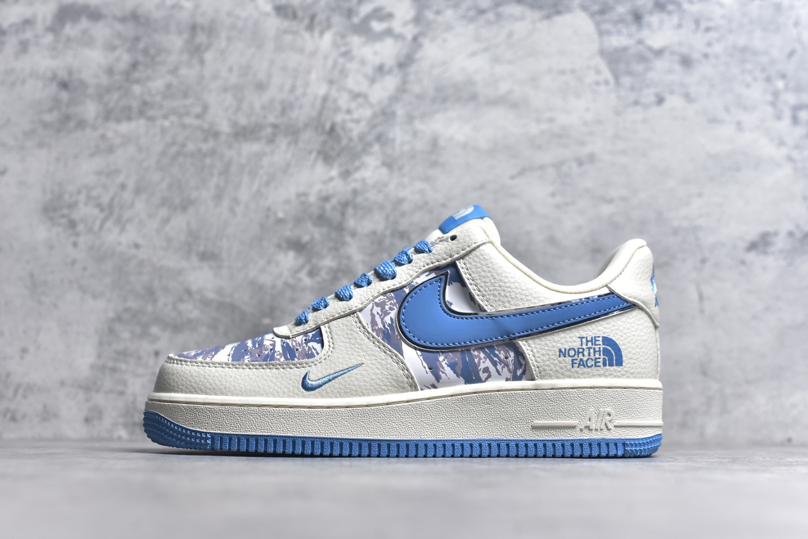 #Nike Air Force 1\’07 Low 北面联名 雪山米蓝 空军一号低帮休闲板鞋 KJ1688-003 #原楦头原纸板 原装鞋盒 定制五金配件 内置全掌气垫 原厂鞋底 尺码：36 36.5 37.5 38 38.5 39 40 40.5 41 42 42.5 43 44 44.5 45 9.D4-选品中心