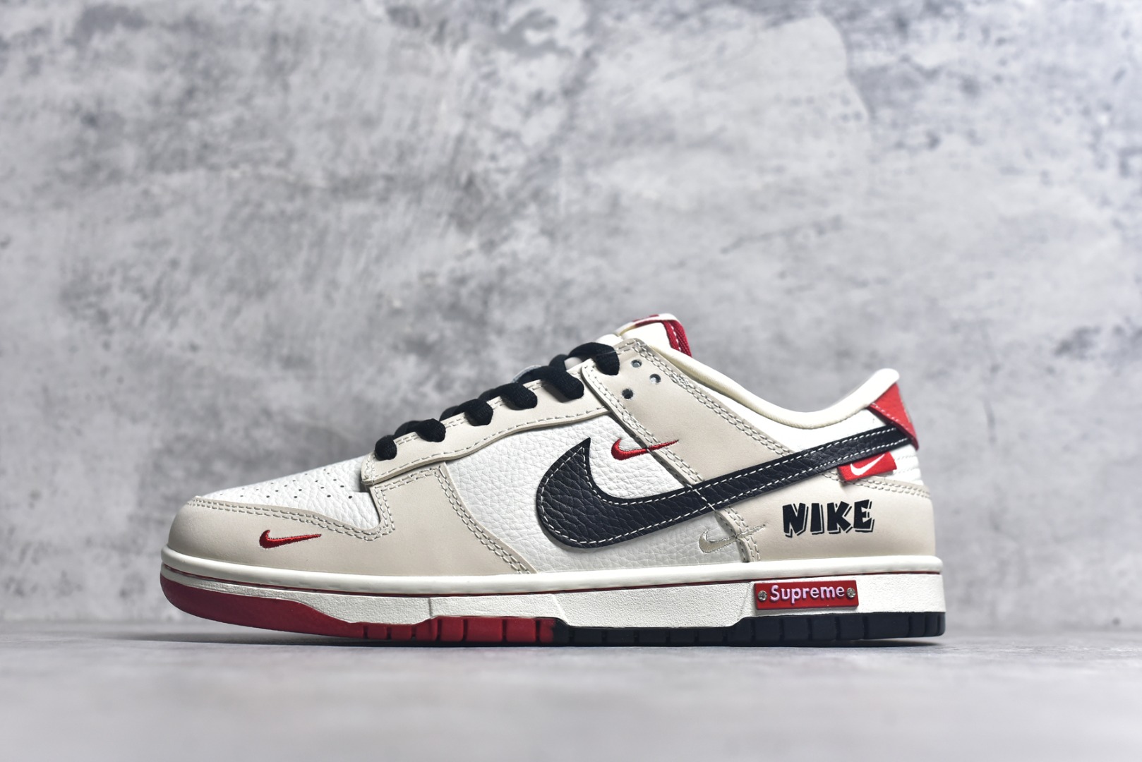 #Nike SB Dunk Low Sup联名 白卡其三小勾 周年高端定制 低帮休闲板鞋 SC9207-427 #定制鞋盒 大厂纯原品质出货 超高清洁度 皮料切割干净无任何毛边 细节完美 尺码：36 36.5 37.5 38 38.5 39 40 40.5 41 42 42.5 43 44 44.5 45 9.E5-选品中心