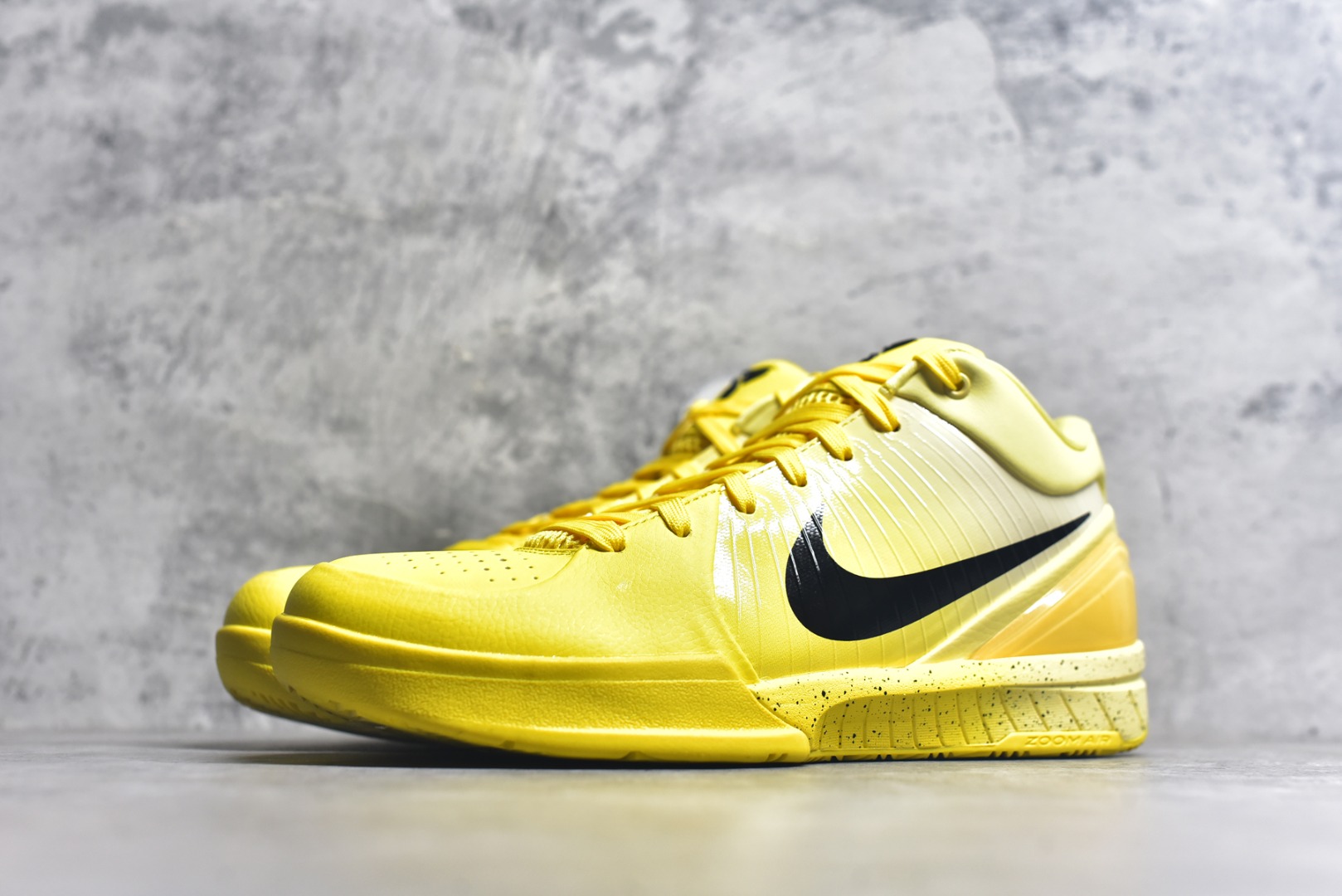 图片[2]-#灭世 NK Zoom Kobe 4 CHBL 科比四代耐克高中黄色 IH0587-700 历时半年 重新开版 最高工艺 最高标准 打造顶级实战旗舰标杆 实战属性TOP 1 接受任意版本实战性能正面PK 实力源自深耕实战球鞋的工业底蕴 王者归来绝非空穴来风 杜绝杀猪 感受一分钱十分货诚意巨作 ✅原厂超厚头层磨砂牛皮 ➕独家定制头层蛇鳞纹 ✅正确蛇鳞压印原盒 ✅原厂复刻纸板➕原楦调试 历时半年 打造近乎完美版型（包裹体验 鞋脚一体性 99% 无限接近） ✅中底MD黑色部分为特殊组合工艺 外层复合超薄绒布，触摸触感明显区分市场货品 【市场唯一同步正品工艺货品】 ✅代工级品控 一个月独家售后 为实战保驾护航 尺码：39-47.5-选品中心