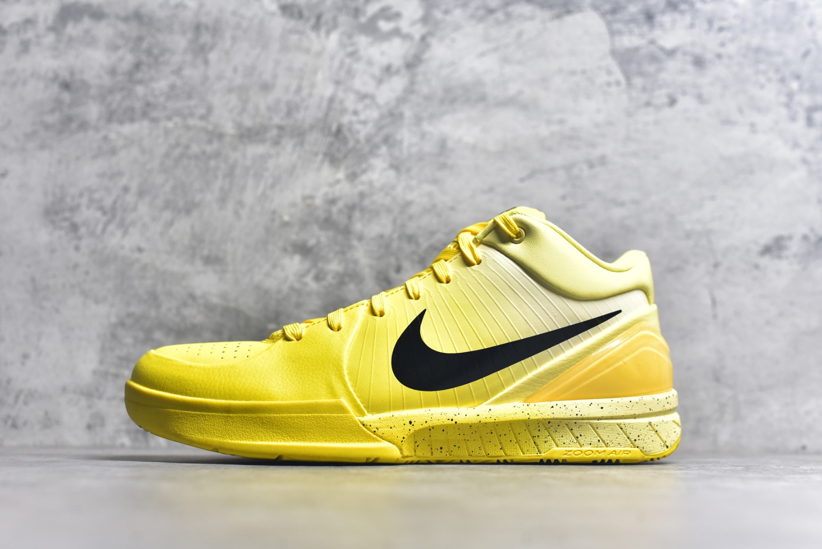 #灭世 NK Zoom Kobe 4 CHBL 科比四代耐克高中黄色 IH0587-700 历时半年 重新开版 最高工艺 最高标准 打造顶级实战旗舰标杆 实战属性TOP 1 接受任意版本实战性能正面PK 实力源自深耕实战球鞋的工业底蕴 王者归来绝非空穴来风 杜绝杀猪 感受一分钱十分货诚意巨作 ✅原厂超厚头层磨砂牛皮 ➕独家定制头层蛇鳞纹 ✅正确蛇鳞压印原盒 ✅原厂复刻纸板➕原楦调试 历时半年 打造近乎完美版型（包裹体验 鞋脚一体性 99% 无限接近） ✅中底MD黑色部分为特殊组合工艺 外层复合超薄绒布，触摸触感明显区分市场货品 【市场唯一同步正品工艺货品】 ✅代工级品控 一个月独家售后 为实战保驾护航 尺码：39-47.5-选品中心