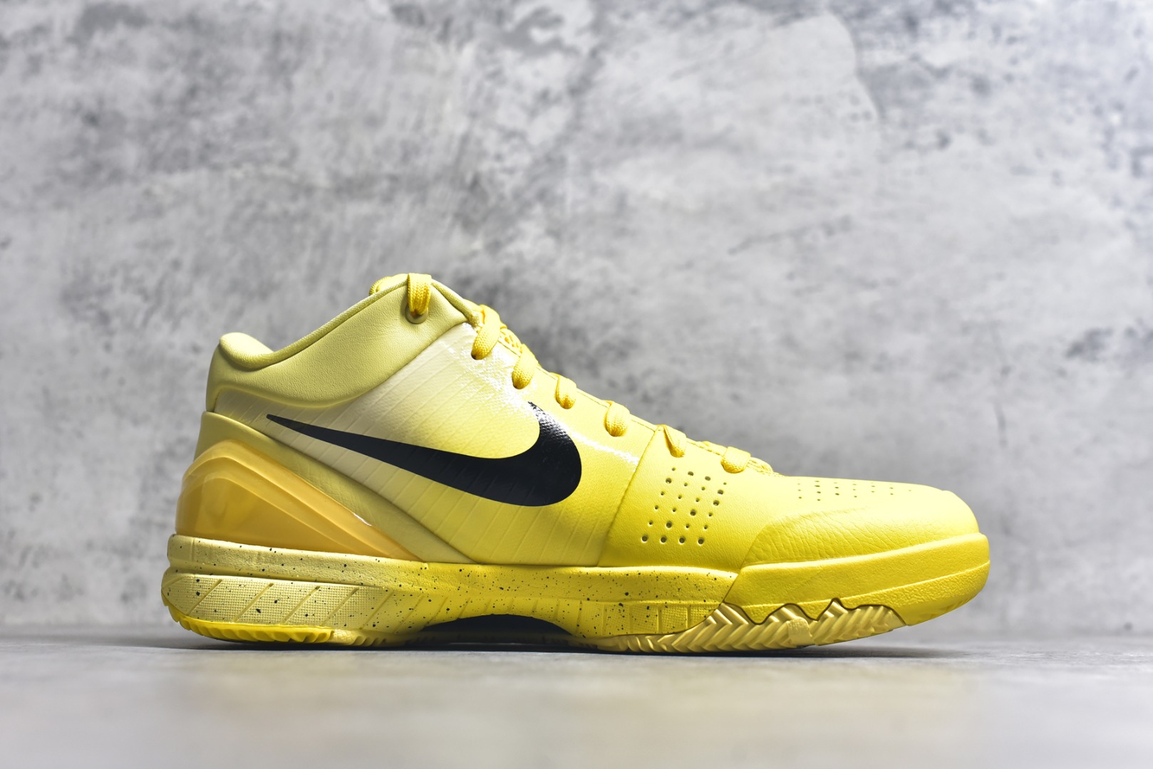 图片[3]-#灭世 NK Zoom Kobe 4 CHBL 科比四代耐克高中黄色 IH0587-700 历时半年 重新开版 最高工艺 最高标准 打造顶级实战旗舰标杆 实战属性TOP 1 接受任意版本实战性能正面PK 实力源自深耕实战球鞋的工业底蕴 王者归来绝非空穴来风 杜绝杀猪 感受一分钱十分货诚意巨作 ✅原厂超厚头层磨砂牛皮 ➕独家定制头层蛇鳞纹 ✅正确蛇鳞压印原盒 ✅原厂复刻纸板➕原楦调试 历时半年 打造近乎完美版型（包裹体验 鞋脚一体性 99% 无限接近） ✅中底MD黑色部分为特殊组合工艺 外层复合超薄绒布，触摸触感明显区分市场货品 【市场唯一同步正品工艺货品】 ✅代工级品控 一个月独家售后 为实战保驾护航 尺码：39-47.5-选品中心