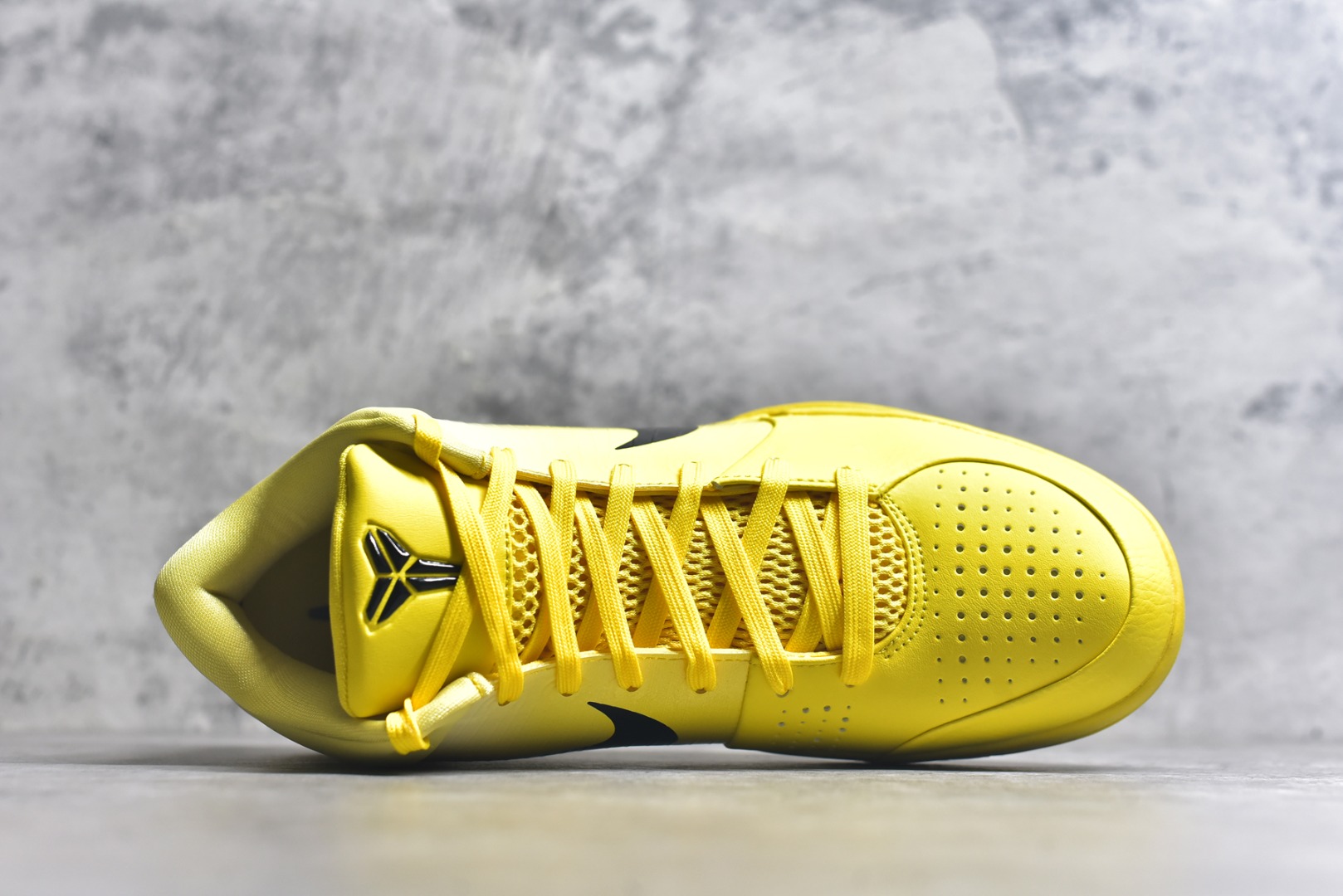 图片[4]-#灭世 NK Zoom Kobe 4 CHBL 科比四代耐克高中黄色 IH0587-700 历时半年 重新开版 最高工艺 最高标准 打造顶级实战旗舰标杆 实战属性TOP 1 接受任意版本实战性能正面PK 实力源自深耕实战球鞋的工业底蕴 王者归来绝非空穴来风 杜绝杀猪 感受一分钱十分货诚意巨作 ✅原厂超厚头层磨砂牛皮 ➕独家定制头层蛇鳞纹 ✅正确蛇鳞压印原盒 ✅原厂复刻纸板➕原楦调试 历时半年 打造近乎完美版型（包裹体验 鞋脚一体性 99% 无限接近） ✅中底MD黑色部分为特殊组合工艺 外层复合超薄绒布，触摸触感明显区分市场货品 【市场唯一同步正品工艺货品】 ✅代工级品控 一个月独家售后 为实战保驾护航 尺码：39-47.5-选品中心