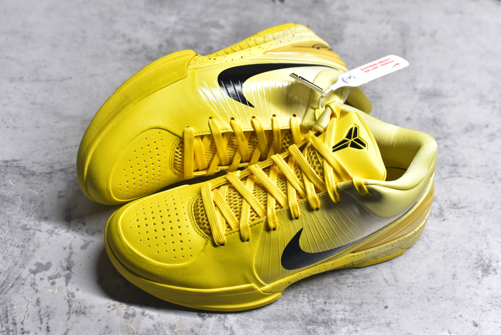 图片[7]-#灭世 NK Zoom Kobe 4 CHBL 科比四代耐克高中黄色 IH0587-700 历时半年 重新开版 最高工艺 最高标准 打造顶级实战旗舰标杆 实战属性TOP 1 接受任意版本实战性能正面PK 实力源自深耕实战球鞋的工业底蕴 王者归来绝非空穴来风 杜绝杀猪 感受一分钱十分货诚意巨作 ✅原厂超厚头层磨砂牛皮 ➕独家定制头层蛇鳞纹 ✅正确蛇鳞压印原盒 ✅原厂复刻纸板➕原楦调试 历时半年 打造近乎完美版型（包裹体验 鞋脚一体性 99% 无限接近） ✅中底MD黑色部分为特殊组合工艺 外层复合超薄绒布，触摸触感明显区分市场货品 【市场唯一同步正品工艺货品】 ✅代工级品控 一个月独家售后 为实战保驾护航 尺码：39-47.5-选品中心