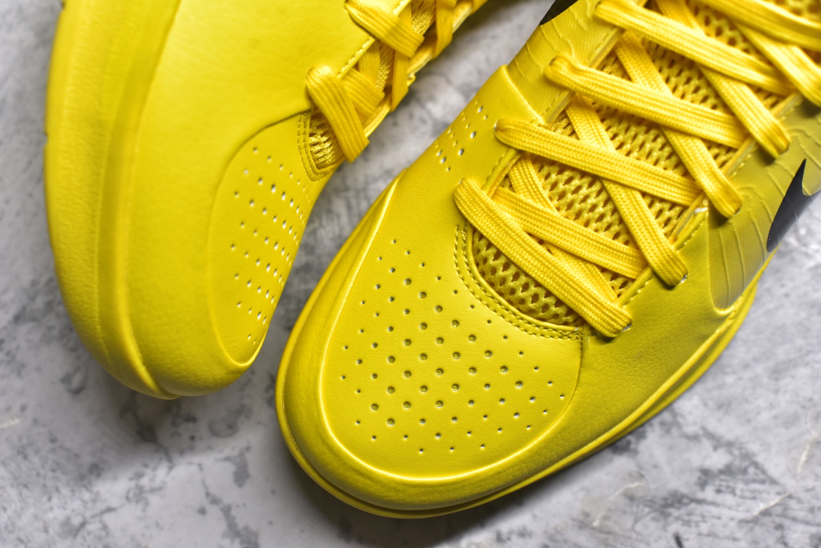 图片[8]-#灭世 NK Zoom Kobe 4 CHBL 科比四代耐克高中黄色 IH0587-700 历时半年 重新开版 最高工艺 最高标准 打造顶级实战旗舰标杆 实战属性TOP 1 接受任意版本实战性能正面PK 实力源自深耕实战球鞋的工业底蕴 王者归来绝非空穴来风 杜绝杀猪 感受一分钱十分货诚意巨作 ✅原厂超厚头层磨砂牛皮 ➕独家定制头层蛇鳞纹 ✅正确蛇鳞压印原盒 ✅原厂复刻纸板➕原楦调试 历时半年 打造近乎完美版型（包裹体验 鞋脚一体性 99% 无限接近） ✅中底MD黑色部分为特殊组合工艺 外层复合超薄绒布，触摸触感明显区分市场货品 【市场唯一同步正品工艺货品】 ✅代工级品控 一个月独家售后 为实战保驾护航 尺码：39-47.5-选品中心