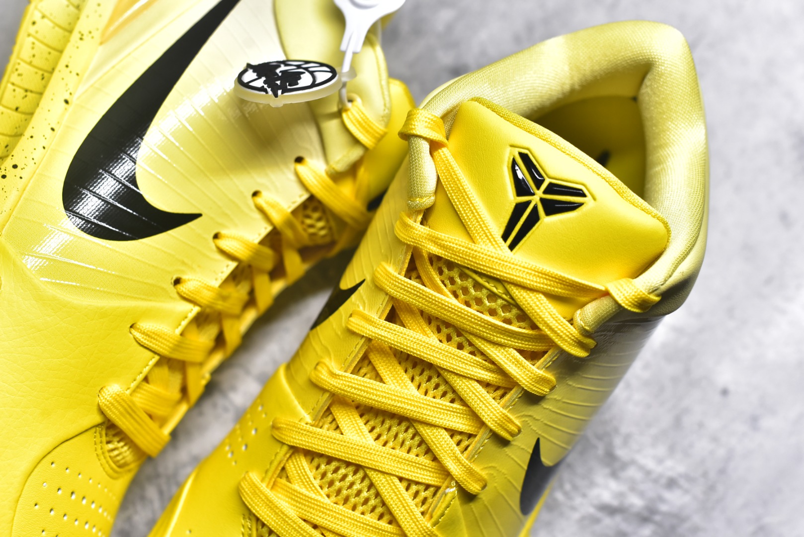 图片[9]-#灭世 NK Zoom Kobe 4 CHBL 科比四代耐克高中黄色 IH0587-700 历时半年 重新开版 最高工艺 最高标准 打造顶级实战旗舰标杆 实战属性TOP 1 接受任意版本实战性能正面PK 实力源自深耕实战球鞋的工业底蕴 王者归来绝非空穴来风 杜绝杀猪 感受一分钱十分货诚意巨作 ✅原厂超厚头层磨砂牛皮 ➕独家定制头层蛇鳞纹 ✅正确蛇鳞压印原盒 ✅原厂复刻纸板➕原楦调试 历时半年 打造近乎完美版型（包裹体验 鞋脚一体性 99% 无限接近） ✅中底MD黑色部分为特殊组合工艺 外层复合超薄绒布，触摸触感明显区分市场货品 【市场唯一同步正品工艺货品】 ✅代工级品控 一个月独家售后 为实战保驾护航 尺码：39-47.5-选品中心