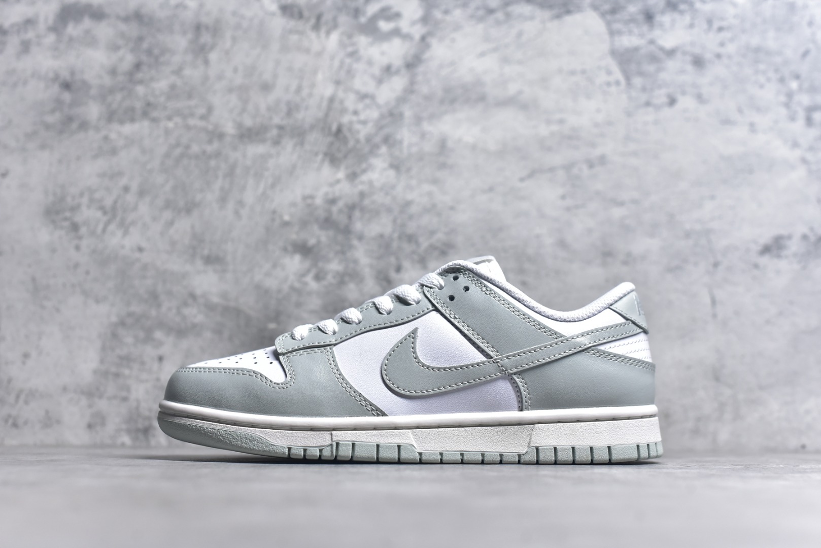 #NK Dunk Low Purple Pulse 紫色扎染 烟灰绿 FB9109-124 实力大厂出品 新配色陆续开发 利润个位数只为口碑 全套原纸板楦头开发 确保原汁原味 完美呈现DUNK版型 一比一鞋头弧度高度鞋身弧度 此版本只针对中端市场 皮料材质有所更替 其他数据细节工艺流程均保持一致 绝不口嗨 细节品控鞋型随意对比 独家私模官方第六代原厂航空铝磨具打磨大底 鞋头坡度极致还原 无解鞋型 原盒原配 圈内天花板工艺 原厂玻璃冲刀 超高清洁度 全鞋零毛边皮料切割 原厂中底布点胶 中底布拉帮走线遵循公司 尺码：36 36.5 37.5 38 38.5 39 40 40.5 41 42 42.5 43 44 44.5 45 46-选品中心