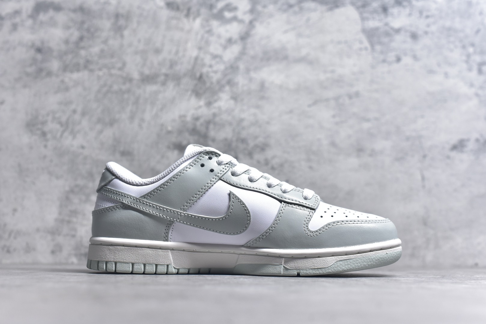 图片[3]-#NK Dunk Low Purple Pulse 紫色扎染 烟灰绿 FB9109-124 实力大厂出品 新配色陆续开发 利润个位数只为口碑 全套原纸板楦头开发 确保原汁原味 完美呈现DUNK版型 一比一鞋头弧度高度鞋身弧度 此版本只针对中端市场 皮料材质有所更替 其他数据细节工艺流程均保持一致 绝不口嗨 细节品控鞋型随意对比 独家私模官方第六代原厂航空铝磨具打磨大底 鞋头坡度极致还原 无解鞋型 原盒原配 圈内天花板工艺 原厂玻璃冲刀 超高清洁度 全鞋零毛边皮料切割 原厂中底布点胶 中底布拉帮走线遵循公司 尺码：36 36.5 37.5 38 38.5 39 40 40.5 41 42 42.5 43 44 44.5 45 46-选品中心