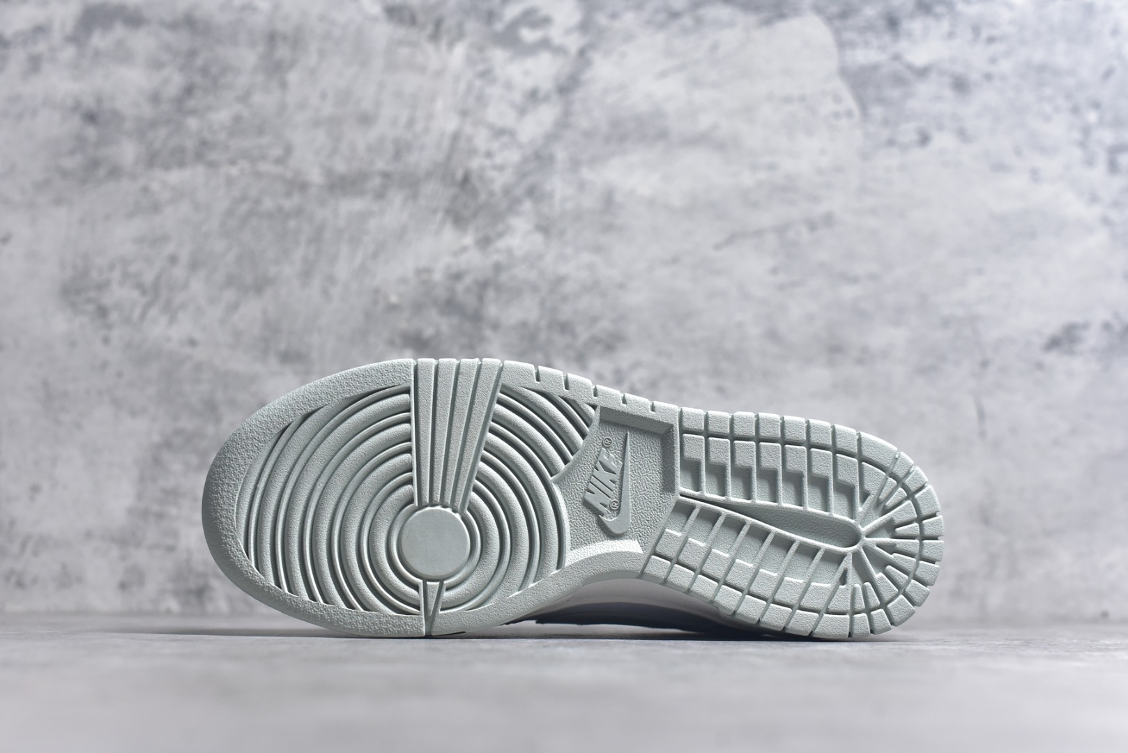 图片[6]-#NK Dunk Low Purple Pulse 紫色扎染 烟灰绿 FB9109-124 实力大厂出品 新配色陆续开发 利润个位数只为口碑 全套原纸板楦头开发 确保原汁原味 完美呈现DUNK版型 一比一鞋头弧度高度鞋身弧度 此版本只针对中端市场 皮料材质有所更替 其他数据细节工艺流程均保持一致 绝不口嗨 细节品控鞋型随意对比 独家私模官方第六代原厂航空铝磨具打磨大底 鞋头坡度极致还原 无解鞋型 原盒原配 圈内天花板工艺 原厂玻璃冲刀 超高清洁度 全鞋零毛边皮料切割 原厂中底布点胶 中底布拉帮走线遵循公司 尺码：36 36.5 37.5 38 38.5 39 40 40.5 41 42 42.5 43 44 44.5 45 46-选品中心