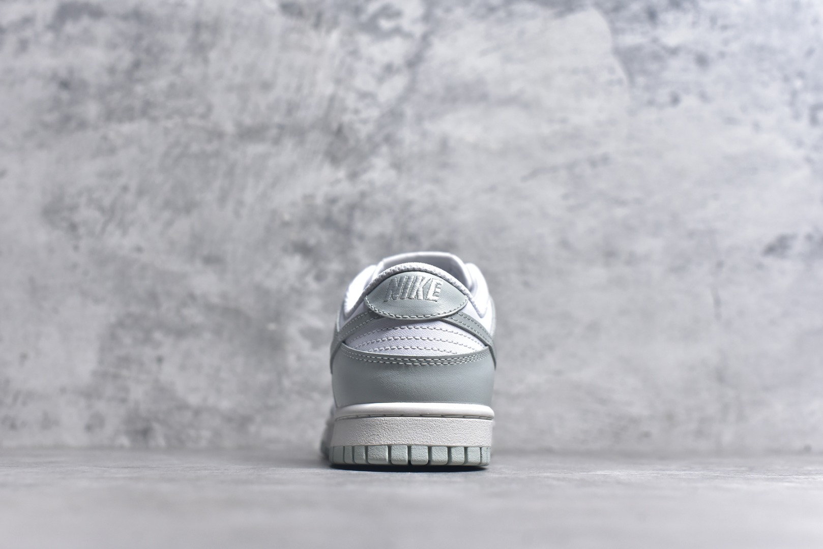 图片[5]-#NK Dunk Low Purple Pulse 紫色扎染 烟灰绿 FB9109-124 实力大厂出品 新配色陆续开发 利润个位数只为口碑 全套原纸板楦头开发 确保原汁原味 完美呈现DUNK版型 一比一鞋头弧度高度鞋身弧度 此版本只针对中端市场 皮料材质有所更替 其他数据细节工艺流程均保持一致 绝不口嗨 细节品控鞋型随意对比 独家私模官方第六代原厂航空铝磨具打磨大底 鞋头坡度极致还原 无解鞋型 原盒原配 圈内天花板工艺 原厂玻璃冲刀 超高清洁度 全鞋零毛边皮料切割 原厂中底布点胶 中底布拉帮走线遵循公司 尺码：36 36.5 37.5 38 38.5 39 40 40.5 41 42 42.5 43 44 44.5 45 46-选品中心