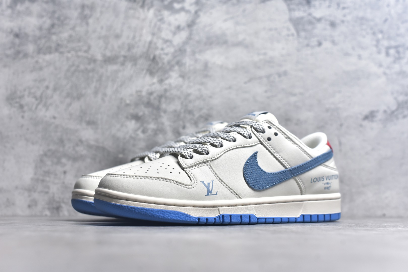 图片[2]-#Nike SB Dunk Low“ LV联名——夏季冰蓝红” 周年高端定制 低帮休闲板鞋 定制鞋盒 大厂纯原品质出货 超高清洁度 皮料切割干净无任何毛边 细节完美 货号：SM6668-101 尺码：36 36.5 37.5 38 38.5 39 40 40.5 41 42 42.5 43 44 44.5 45-选品中心