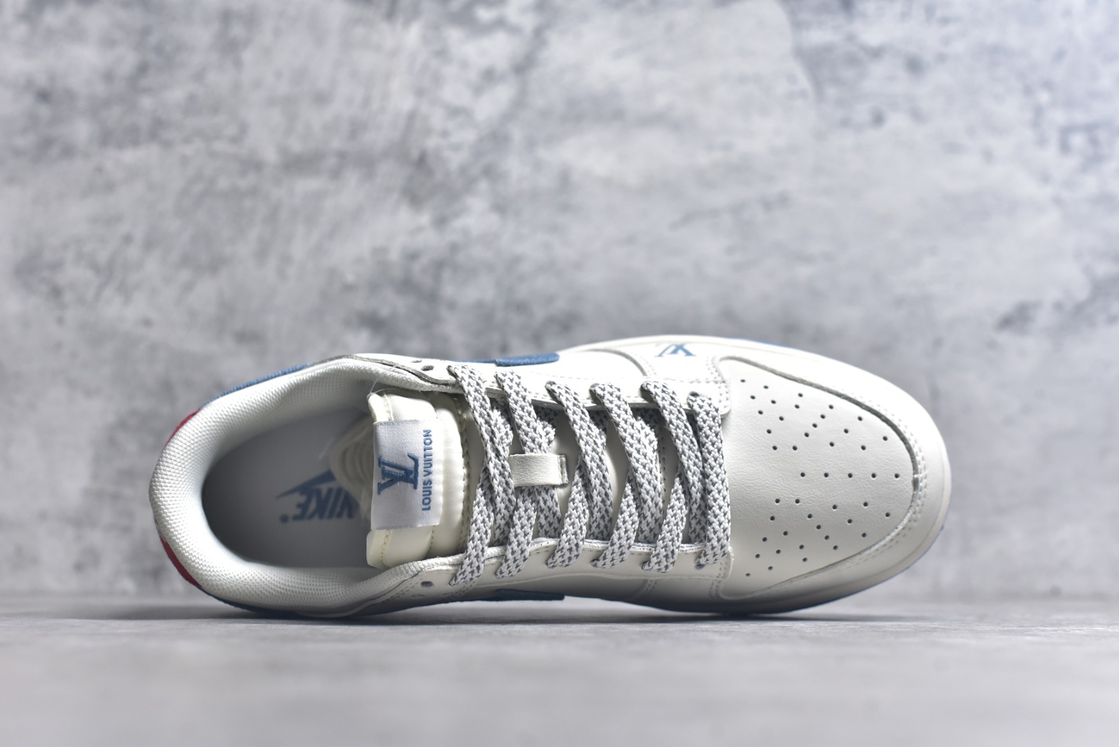 图片[4]-#Nike SB Dunk Low“ LV联名——夏季冰蓝红” 周年高端定制 低帮休闲板鞋 定制鞋盒 大厂纯原品质出货 超高清洁度 皮料切割干净无任何毛边 细节完美 货号：SM6668-101 尺码：36 36.5 37.5 38 38.5 39 40 40.5 41 42 42.5 43 44 44.5 45-选品中心