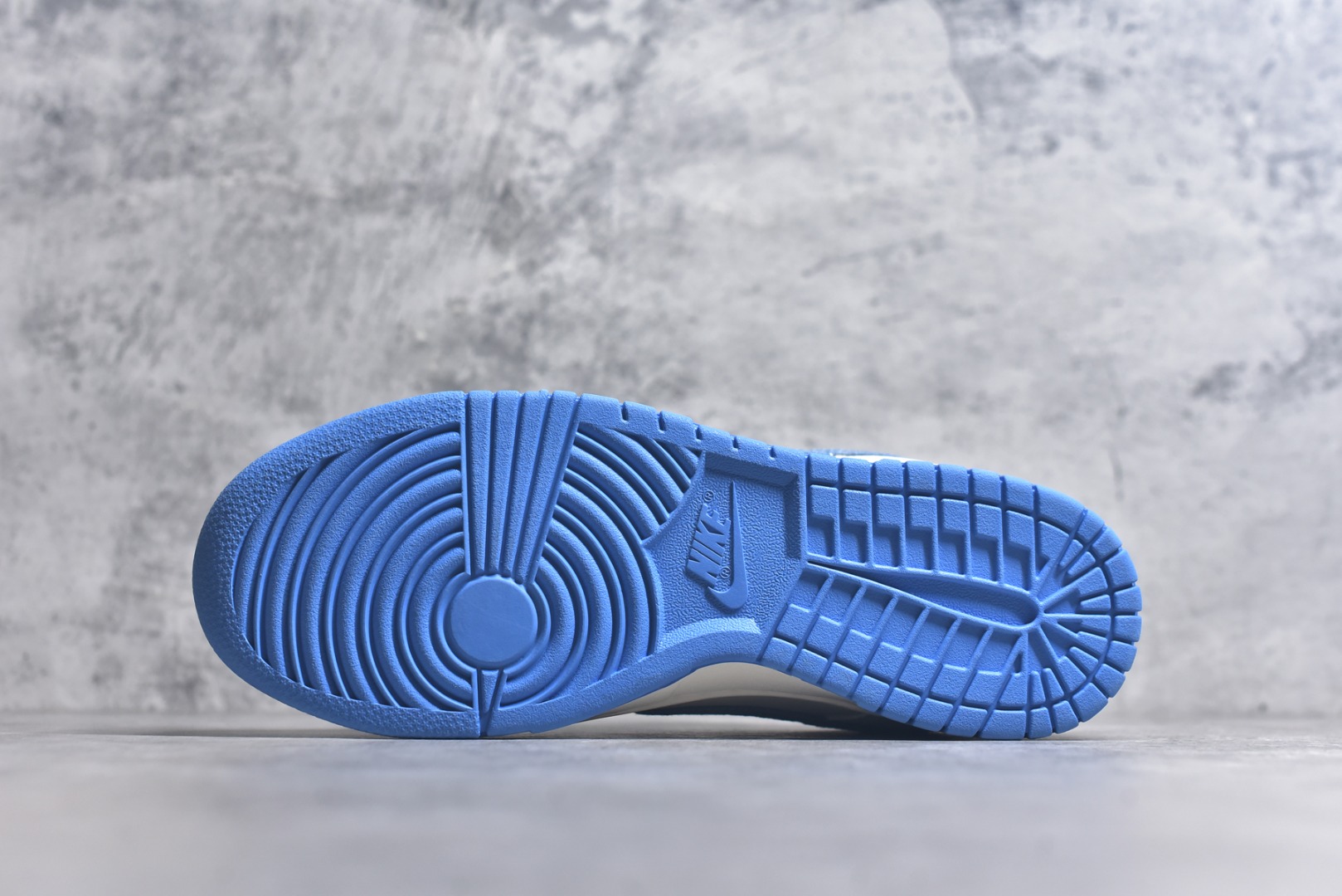 图片[6]-#Nike SB Dunk Low“ LV联名——夏季冰蓝红” 周年高端定制 低帮休闲板鞋 定制鞋盒 大厂纯原品质出货 超高清洁度 皮料切割干净无任何毛边 细节完美 货号：SM6668-101 尺码：36 36.5 37.5 38 38.5 39 40 40.5 41 42 42.5 43 44 44.5 45-选品中心