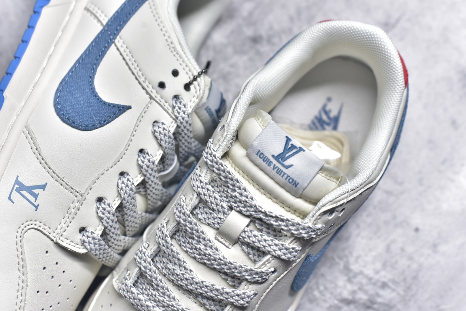 图片[9]-#Nike SB Dunk Low“ LV联名——夏季冰蓝红” 周年高端定制 低帮休闲板鞋 定制鞋盒 大厂纯原品质出货 超高清洁度 皮料切割干净无任何毛边 细节完美 货号：SM6668-101 尺码：36 36.5 37.5 38 38.5 39 40 40.5 41 42 42.5 43 44 44.5 45-选品中心