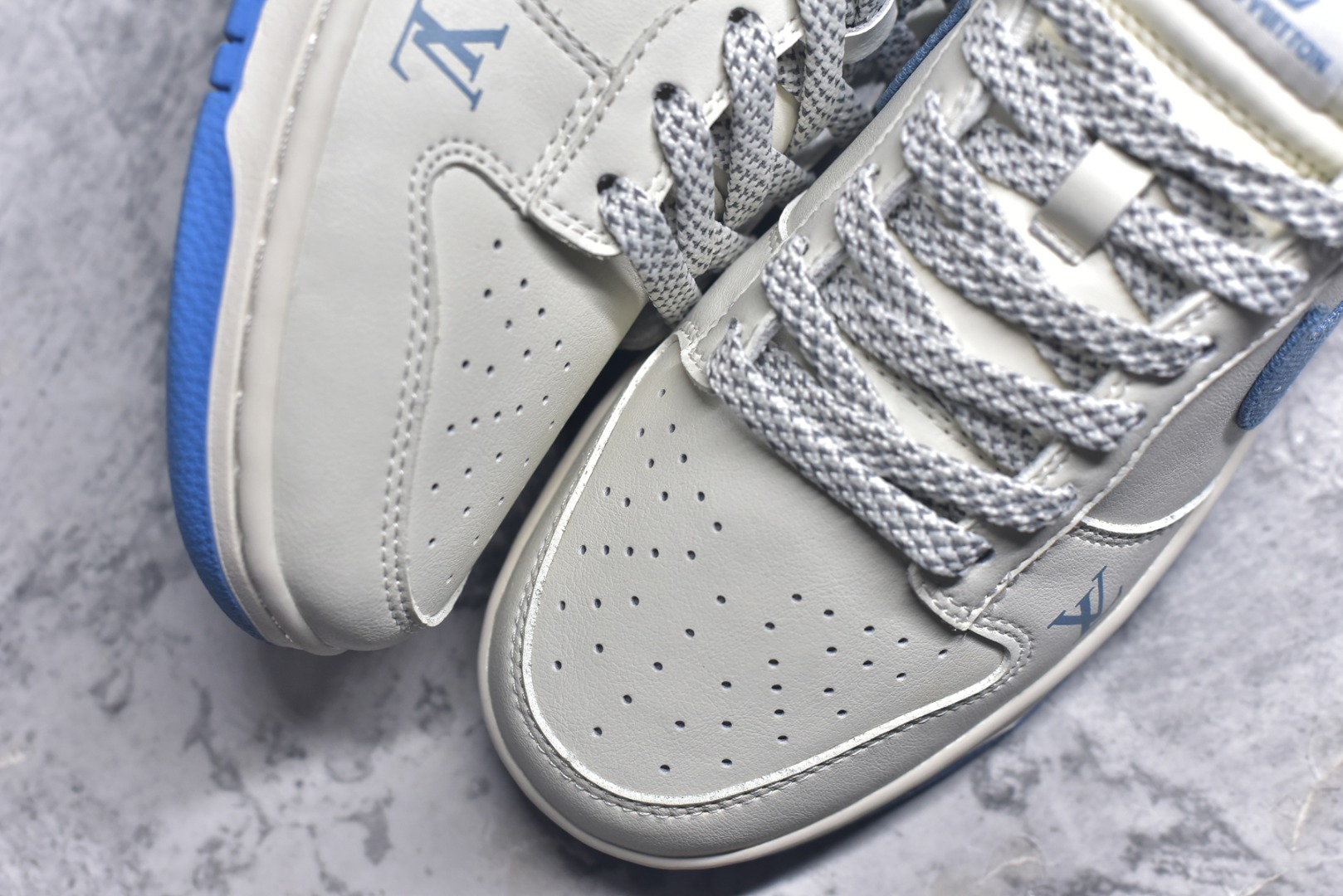 图片[8]-#Nike SB Dunk Low“ LV联名——夏季冰蓝红” 周年高端定制 低帮休闲板鞋 定制鞋盒 大厂纯原品质出货 超高清洁度 皮料切割干净无任何毛边 细节完美 货号：SM6668-101 尺码：36 36.5 37.5 38 38.5 39 40 40.5 41 42 42.5 43 44 44.5 45-选品中心