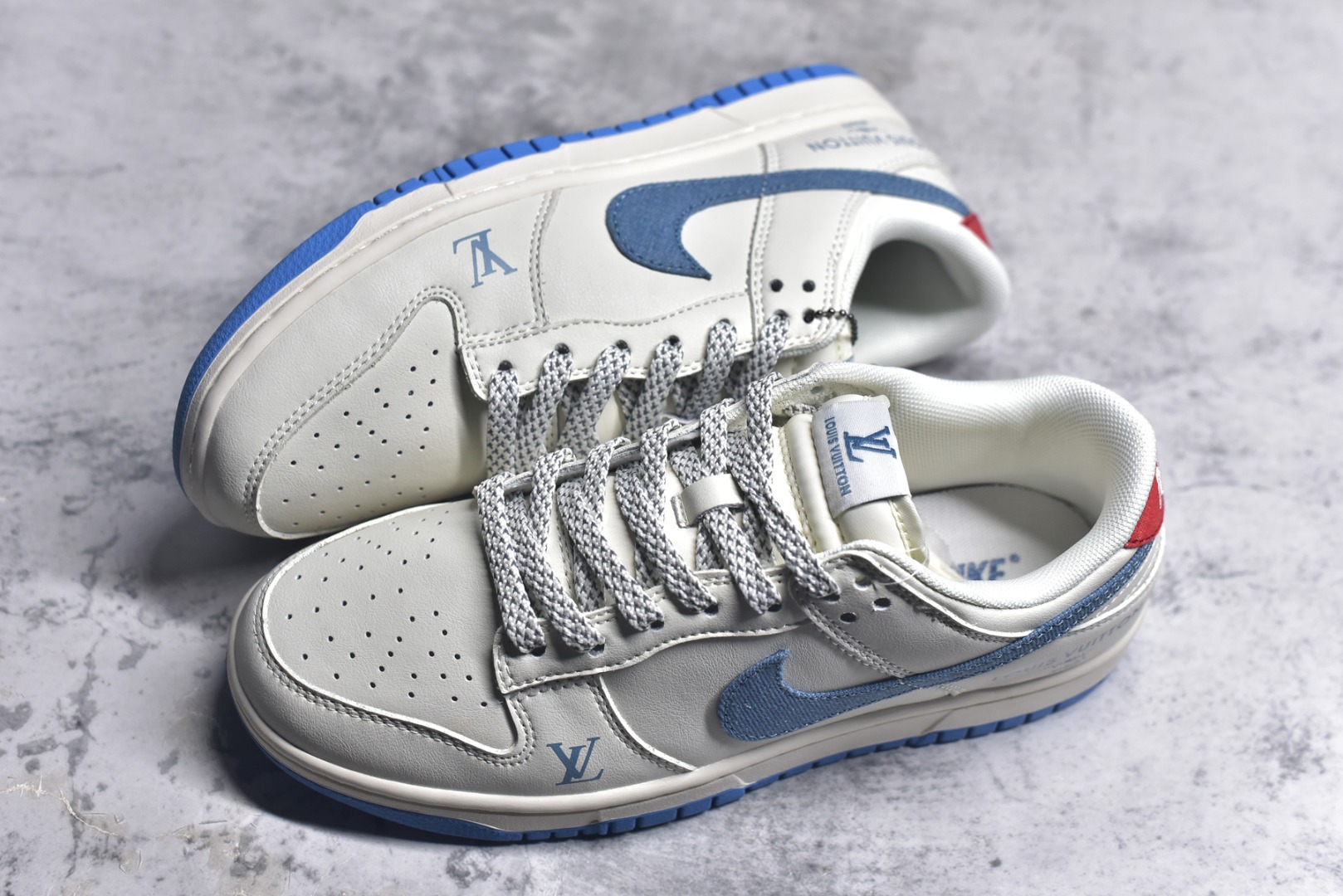 图片[7]-#Nike SB Dunk Low“ LV联名——夏季冰蓝红” 周年高端定制 低帮休闲板鞋 定制鞋盒 大厂纯原品质出货 超高清洁度 皮料切割干净无任何毛边 细节完美 货号：SM6668-101 尺码：36 36.5 37.5 38 38.5 39 40 40.5 41 42 42.5 43 44 44.5 45-选品中心
