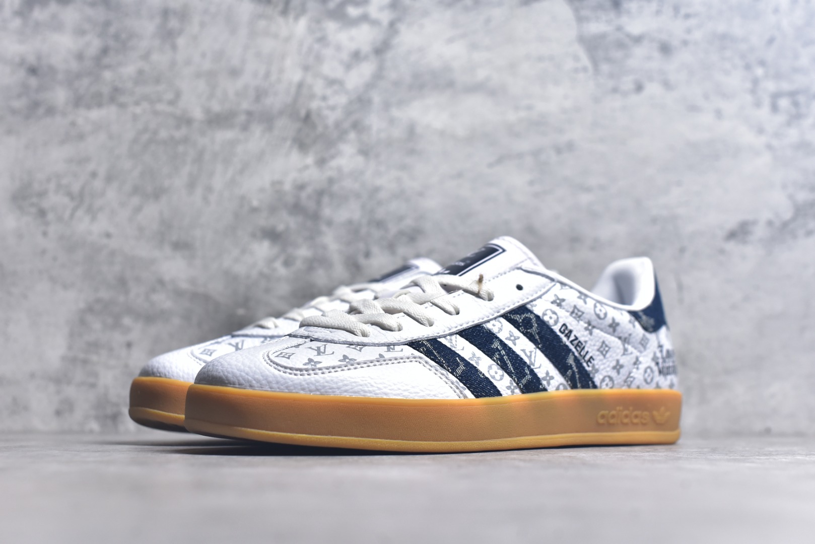 图片[2]-#adidas 德训鞋 “LV联名-白蓝牛仔”高端定制 夜光效果 大厂纯原品质出货 超高清洁度 细节完美 舒适百搭 低帮休闲板鞋 男女同款 货号：SC9207-727 尺码：36 36.5 37.5 38 38.5 39 40 40.5 41 42 42.5 43 44 44.5 45-选品中心