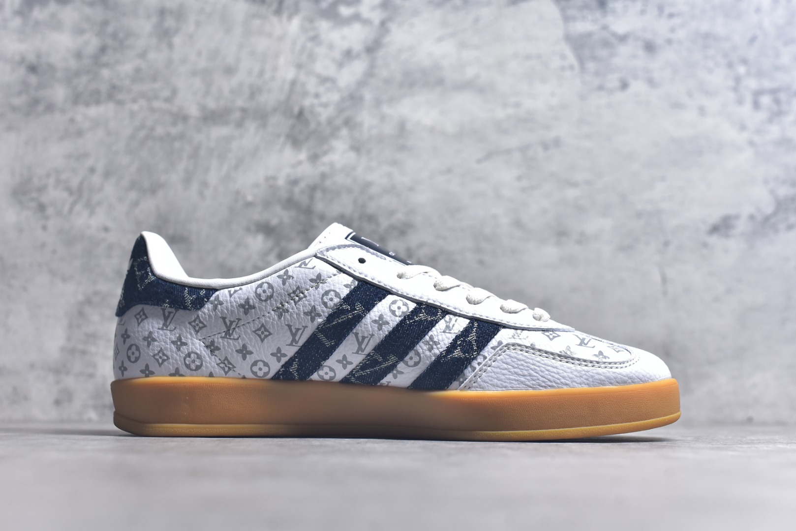 图片[3]-#adidas 德训鞋 “LV联名-白蓝牛仔”高端定制 夜光效果 大厂纯原品质出货 超高清洁度 细节完美 舒适百搭 低帮休闲板鞋 男女同款 货号：SC9207-727 尺码：36 36.5 37.5 38 38.5 39 40 40.5 41 42 42.5 43 44 44.5 45-选品中心