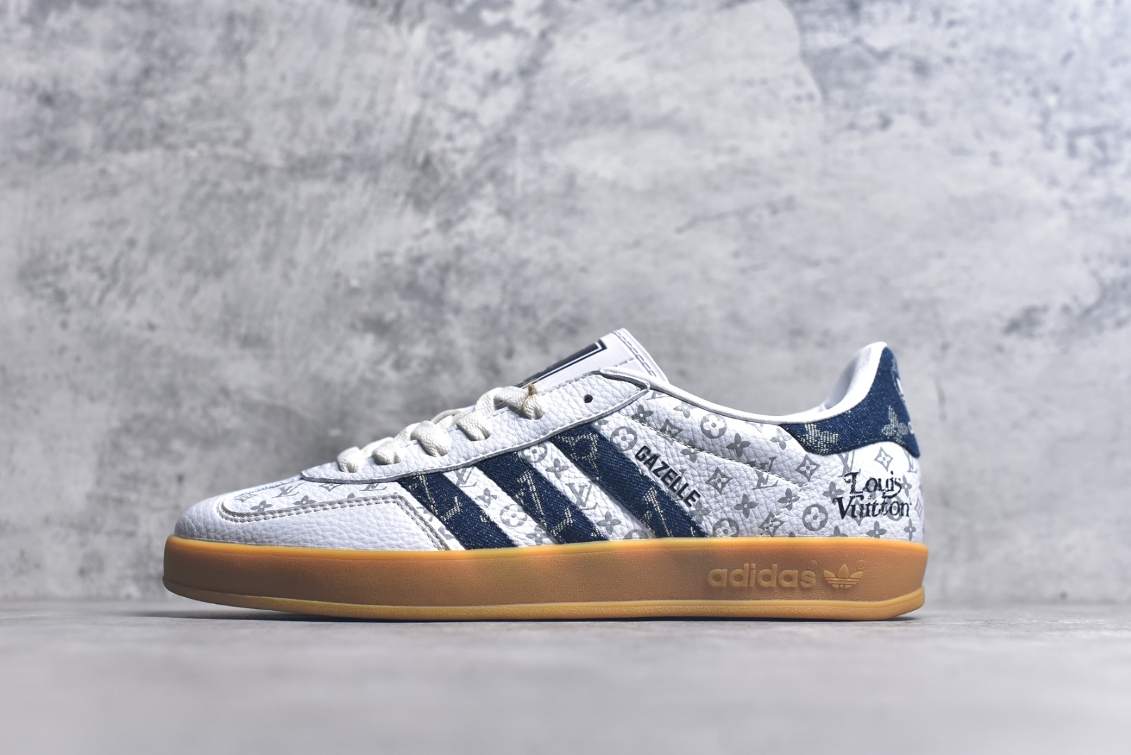 #adidas 德训鞋 “LV联名-白蓝牛仔”高端定制 夜光效果 大厂纯原品质出货 超高清洁度 细节完美 舒适百搭 低帮休闲板鞋 男女同款 货号：SC9207-727 尺码：36 36.5 37.5 38 38.5 39 40 40.5 41 42 42.5 43 44 44.5 45-选品中心