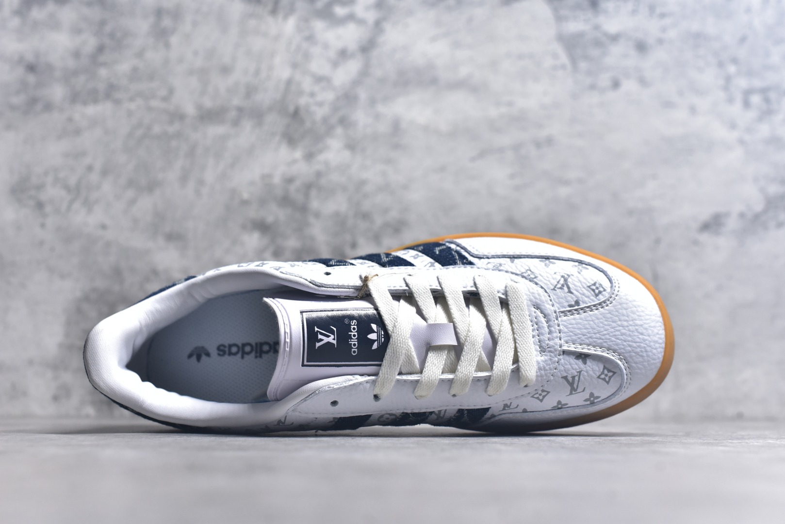 图片[4]-#adidas 德训鞋 “LV联名-白蓝牛仔”高端定制 夜光效果 大厂纯原品质出货 超高清洁度 细节完美 舒适百搭 低帮休闲板鞋 男女同款 货号：SC9207-727 尺码：36 36.5 37.5 38 38.5 39 40 40.5 41 42 42.5 43 44 44.5 45-选品中心