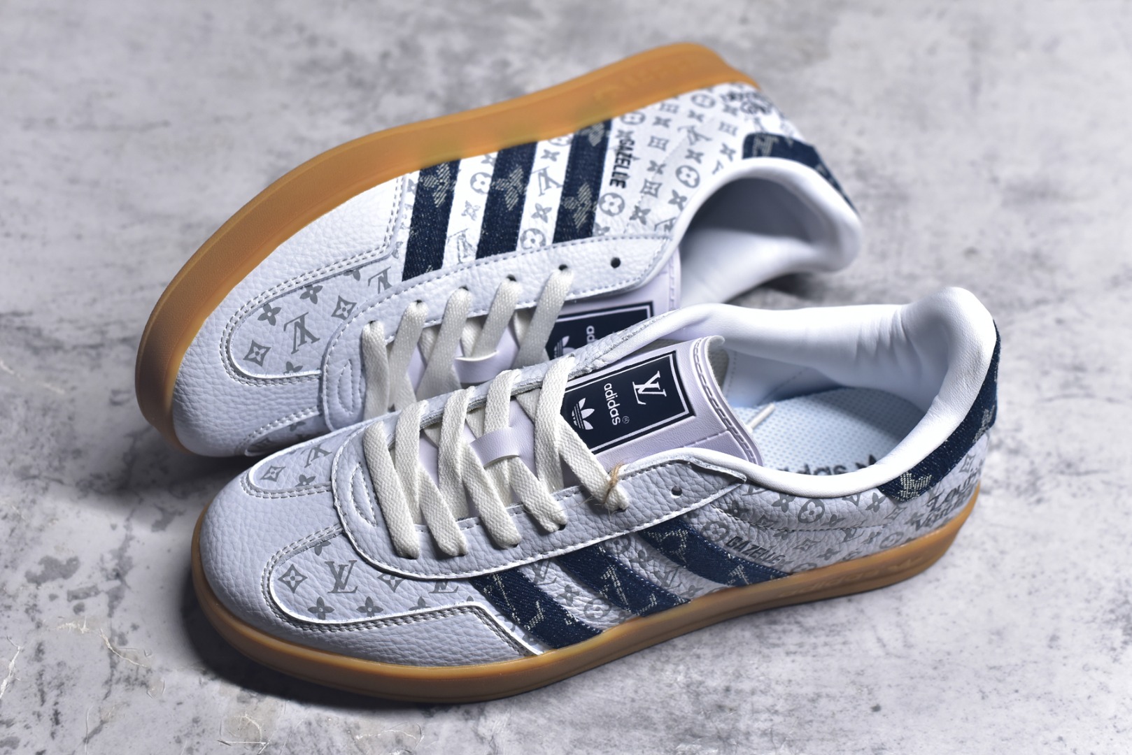 图片[7]-#adidas 德训鞋 “LV联名-白蓝牛仔”高端定制 夜光效果 大厂纯原品质出货 超高清洁度 细节完美 舒适百搭 低帮休闲板鞋 男女同款 货号：SC9207-727 尺码：36 36.5 37.5 38 38.5 39 40 40.5 41 42 42.5 43 44 44.5 45-选品中心