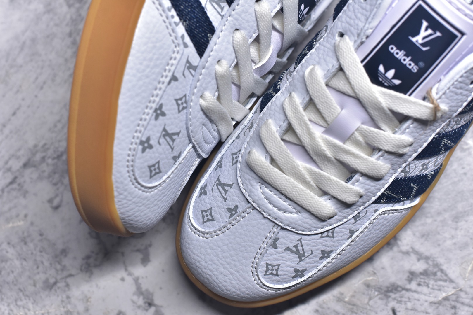 图片[8]-#adidas 德训鞋 “LV联名-白蓝牛仔”高端定制 夜光效果 大厂纯原品质出货 超高清洁度 细节完美 舒适百搭 低帮休闲板鞋 男女同款 货号：SC9207-727 尺码：36 36.5 37.5 38 38.5 39 40 40.5 41 42 42.5 43 44 44.5 45-选品中心