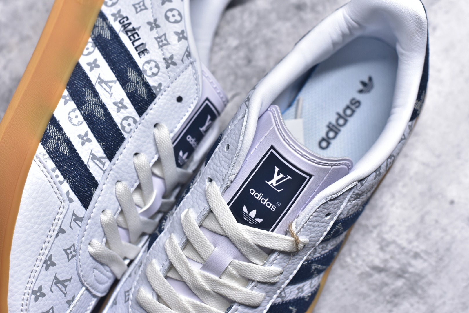 图片[9]-#adidas 德训鞋 “LV联名-白蓝牛仔”高端定制 夜光效果 大厂纯原品质出货 超高清洁度 细节完美 舒适百搭 低帮休闲板鞋 男女同款 货号：SC9207-727 尺码：36 36.5 37.5 38 38.5 39 40 40.5 41 42 42.5 43 44 44.5 45-选品中心
