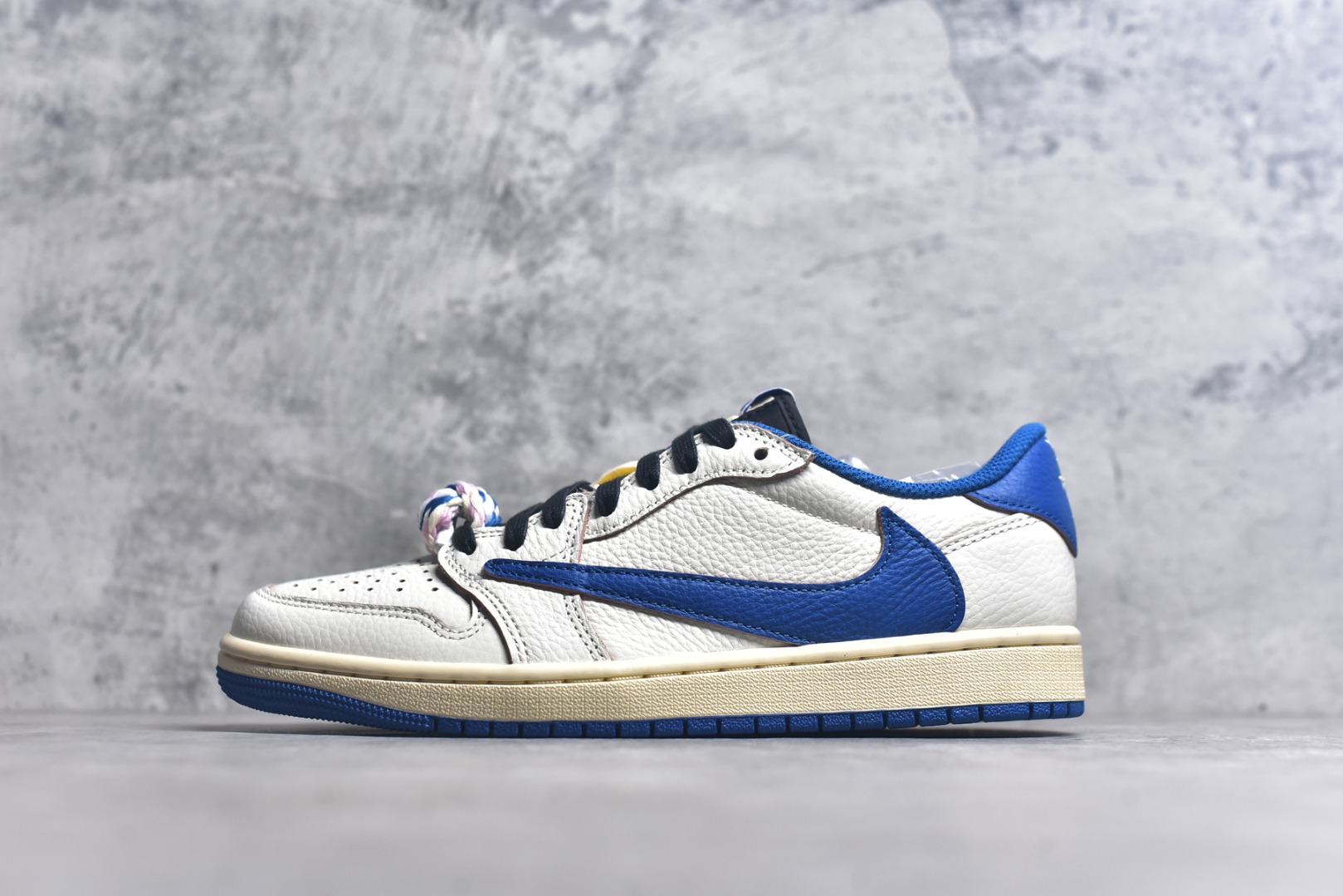 #Travis Scott x Air Jordan AJ1 Low OG SP TS联名倒钩低帮 白蓝闪电2.0 DM7866-104 市场风向标版本 圈内最强倒钩系列 高端零售裸鞋圈特供批次 产品品控稳定性领先行业 SZ原厂全套原楦原纸板冲刀磨具开发 原厂皮料加持 原厂港宝加持定型后跟R度完美 同源原厂电绣 鬼脸飞翼针数密度立体效果一致 百分百一致原鞋 原厂拉帮工艺 针距密度一致 后跟弧度收口自然不对折 极致一眼正品既视感 进口玻璃冲刀皮料裁剪零毛边 全鞋电脑针车工艺 品控清洁度最高QC检验标准 免检产品 原厂订购鞋盒、鞋标、防尘纸、鞋撑、鞋带 追求极致的原厂味道 尺码：36 36.5 37.5 38 38.5 39 40 40.5 41 42 42.5 43 44 44.5 45 45.5 46 47.5 48.5-选品中心