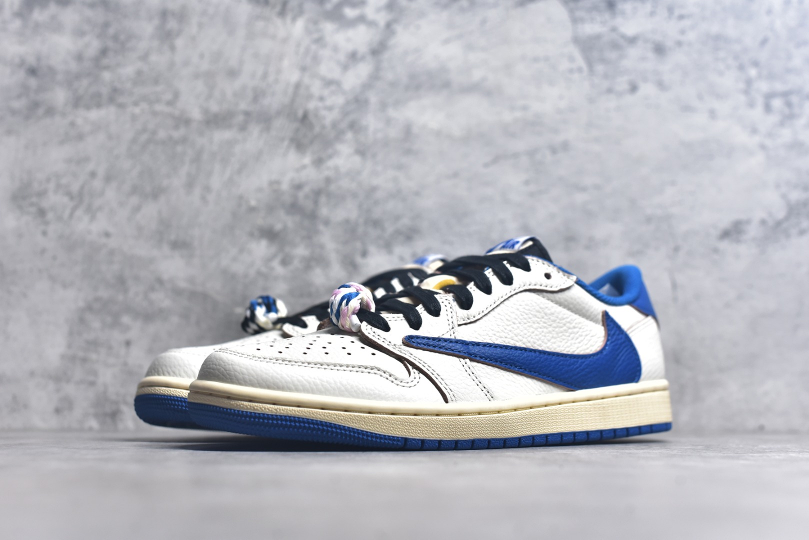 图片[2]-#Travis Scott x Air Jordan AJ1 Low OG SP TS联名倒钩低帮 白蓝闪电2.0 DM7866-104 市场风向标版本 圈内最强倒钩系列 高端零售裸鞋圈特供批次 产品品控稳定性领先行业 SZ原厂全套原楦原纸板冲刀磨具开发 原厂皮料加持 原厂港宝加持定型后跟R度完美 同源原厂电绣 鬼脸飞翼针数密度立体效果一致 百分百一致原鞋 原厂拉帮工艺 针距密度一致 后跟弧度收口自然不对折 极致一眼正品既视感 进口玻璃冲刀皮料裁剪零毛边 全鞋电脑针车工艺 品控清洁度最高QC检验标准 免检产品 原厂订购鞋盒、鞋标、防尘纸、鞋撑、鞋带 追求极致的原厂味道 尺码：36 36.5 37.5 38 38.5 39 40 40.5 41 42 42.5 43 44 44.5 45 45.5 46 47.5 48.5-选品中心