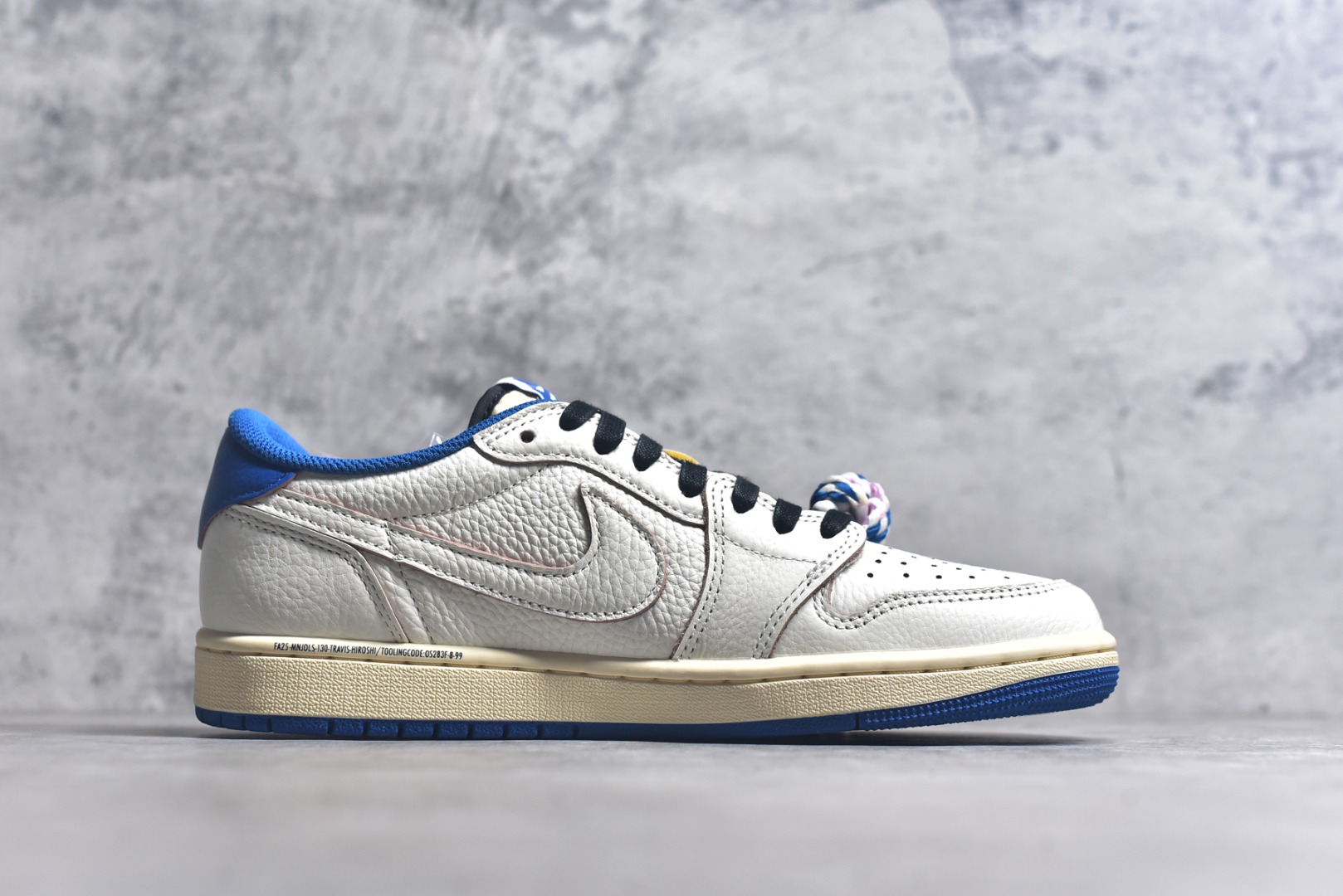 图片[3]-#Travis Scott x Air Jordan AJ1 Low OG SP TS联名倒钩低帮 白蓝闪电2.0 DM7866-104 市场风向标版本 圈内最强倒钩系列 高端零售裸鞋圈特供批次 产品品控稳定性领先行业 SZ原厂全套原楦原纸板冲刀磨具开发 原厂皮料加持 原厂港宝加持定型后跟R度完美 同源原厂电绣 鬼脸飞翼针数密度立体效果一致 百分百一致原鞋 原厂拉帮工艺 针距密度一致 后跟弧度收口自然不对折 极致一眼正品既视感 进口玻璃冲刀皮料裁剪零毛边 全鞋电脑针车工艺 品控清洁度最高QC检验标准 免检产品 原厂订购鞋盒、鞋标、防尘纸、鞋撑、鞋带 追求极致的原厂味道 尺码：36 36.5 37.5 38 38.5 39 40 40.5 41 42 42.5 43 44 44.5 45 45.5 46 47.5 48.5-选品中心