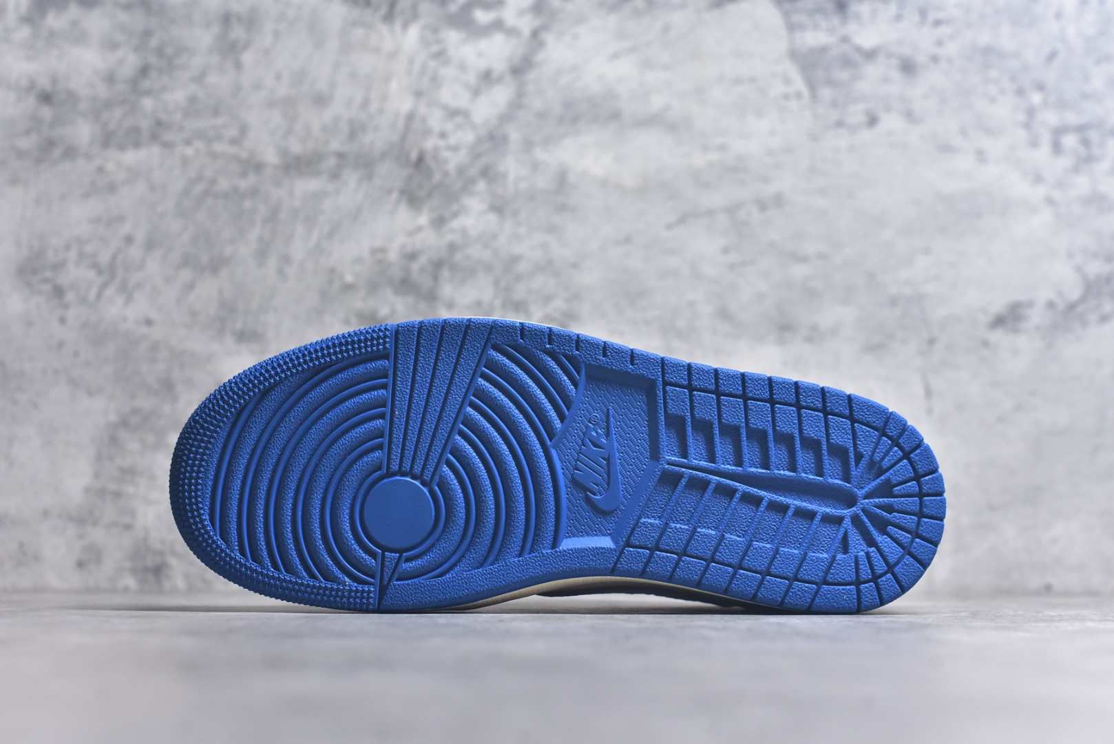 图片[6]-#Travis Scott x Air Jordan AJ1 Low OG SP TS联名倒钩低帮 白蓝闪电2.0 DM7866-104 市场风向标版本 圈内最强倒钩系列 高端零售裸鞋圈特供批次 产品品控稳定性领先行业 SZ原厂全套原楦原纸板冲刀磨具开发 原厂皮料加持 原厂港宝加持定型后跟R度完美 同源原厂电绣 鬼脸飞翼针数密度立体效果一致 百分百一致原鞋 原厂拉帮工艺 针距密度一致 后跟弧度收口自然不对折 极致一眼正品既视感 进口玻璃冲刀皮料裁剪零毛边 全鞋电脑针车工艺 品控清洁度最高QC检验标准 免检产品 原厂订购鞋盒、鞋标、防尘纸、鞋撑、鞋带 追求极致的原厂味道 尺码：36 36.5 37.5 38 38.5 39 40 40.5 41 42 42.5 43 44 44.5 45 45.5 46 47.5 48.5-选品中心