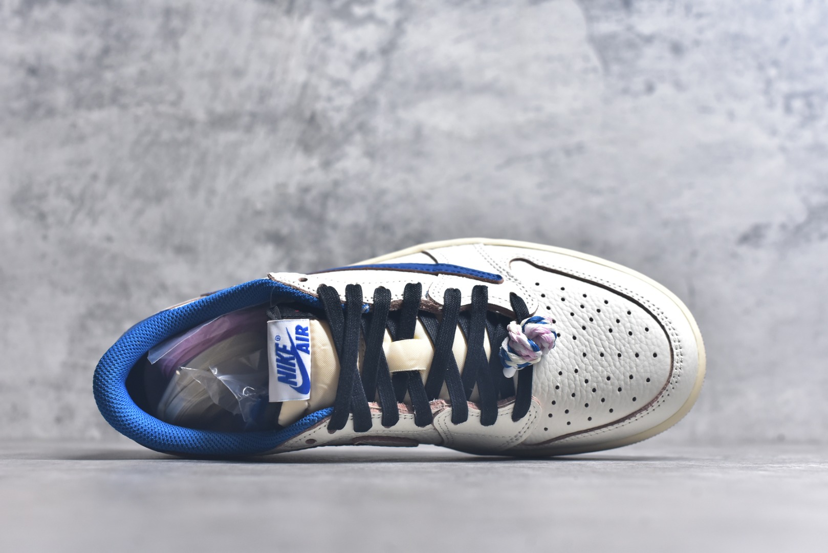 图片[4]-#Travis Scott x Air Jordan AJ1 Low OG SP TS联名倒钩低帮 白蓝闪电2.0 DM7866-104 市场风向标版本 圈内最强倒钩系列 高端零售裸鞋圈特供批次 产品品控稳定性领先行业 SZ原厂全套原楦原纸板冲刀磨具开发 原厂皮料加持 原厂港宝加持定型后跟R度完美 同源原厂电绣 鬼脸飞翼针数密度立体效果一致 百分百一致原鞋 原厂拉帮工艺 针距密度一致 后跟弧度收口自然不对折 极致一眼正品既视感 进口玻璃冲刀皮料裁剪零毛边 全鞋电脑针车工艺 品控清洁度最高QC检验标准 免检产品 原厂订购鞋盒、鞋标、防尘纸、鞋撑、鞋带 追求极致的原厂味道 尺码：36 36.5 37.5 38 38.5 39 40 40.5 41 42 42.5 43 44 44.5 45 45.5 46 47.5 48.5-选品中心