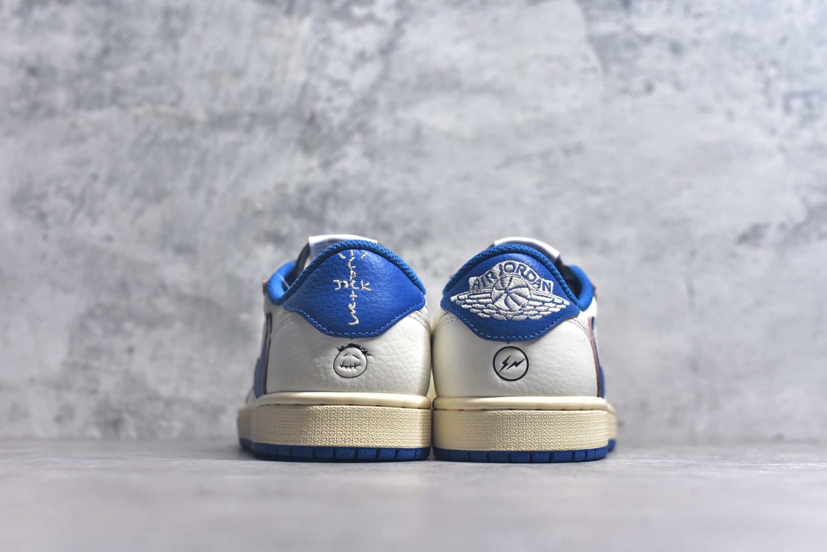 图片[5]-#Travis Scott x Air Jordan AJ1 Low OG SP TS联名倒钩低帮 白蓝闪电2.0 DM7866-104 市场风向标版本 圈内最强倒钩系列 高端零售裸鞋圈特供批次 产品品控稳定性领先行业 SZ原厂全套原楦原纸板冲刀磨具开发 原厂皮料加持 原厂港宝加持定型后跟R度完美 同源原厂电绣 鬼脸飞翼针数密度立体效果一致 百分百一致原鞋 原厂拉帮工艺 针距密度一致 后跟弧度收口自然不对折 极致一眼正品既视感 进口玻璃冲刀皮料裁剪零毛边 全鞋电脑针车工艺 品控清洁度最高QC检验标准 免检产品 原厂订购鞋盒、鞋标、防尘纸、鞋撑、鞋带 追求极致的原厂味道 尺码：36 36.5 37.5 38 38.5 39 40 40.5 41 42 42.5 43 44 44.5 45 45.5 46 47.5 48.5-选品中心
