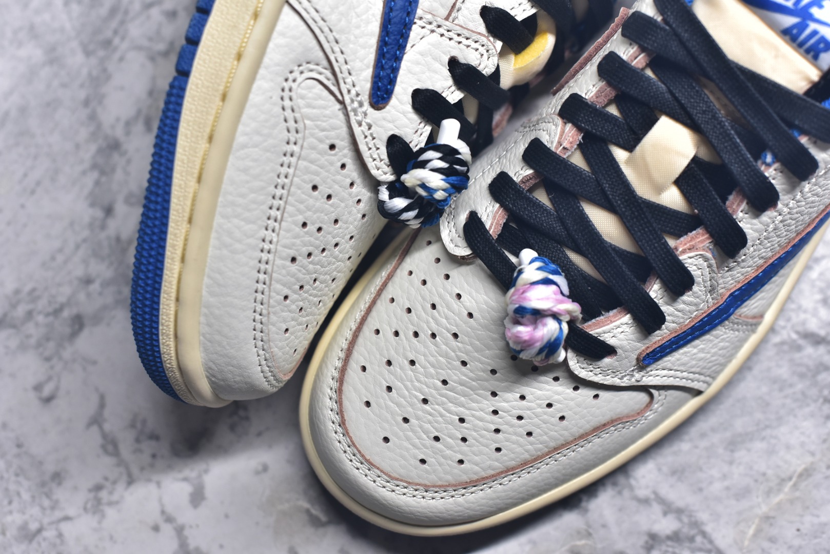 图片[8]-#Travis Scott x Air Jordan AJ1 Low OG SP TS联名倒钩低帮 白蓝闪电2.0 DM7866-104 市场风向标版本 圈内最强倒钩系列 高端零售裸鞋圈特供批次 产品品控稳定性领先行业 SZ原厂全套原楦原纸板冲刀磨具开发 原厂皮料加持 原厂港宝加持定型后跟R度完美 同源原厂电绣 鬼脸飞翼针数密度立体效果一致 百分百一致原鞋 原厂拉帮工艺 针距密度一致 后跟弧度收口自然不对折 极致一眼正品既视感 进口玻璃冲刀皮料裁剪零毛边 全鞋电脑针车工艺 品控清洁度最高QC检验标准 免检产品 原厂订购鞋盒、鞋标、防尘纸、鞋撑、鞋带 追求极致的原厂味道 尺码：36 36.5 37.5 38 38.5 39 40 40.5 41 42 42.5 43 44 44.5 45 45.5 46 47.5 48.5-选品中心