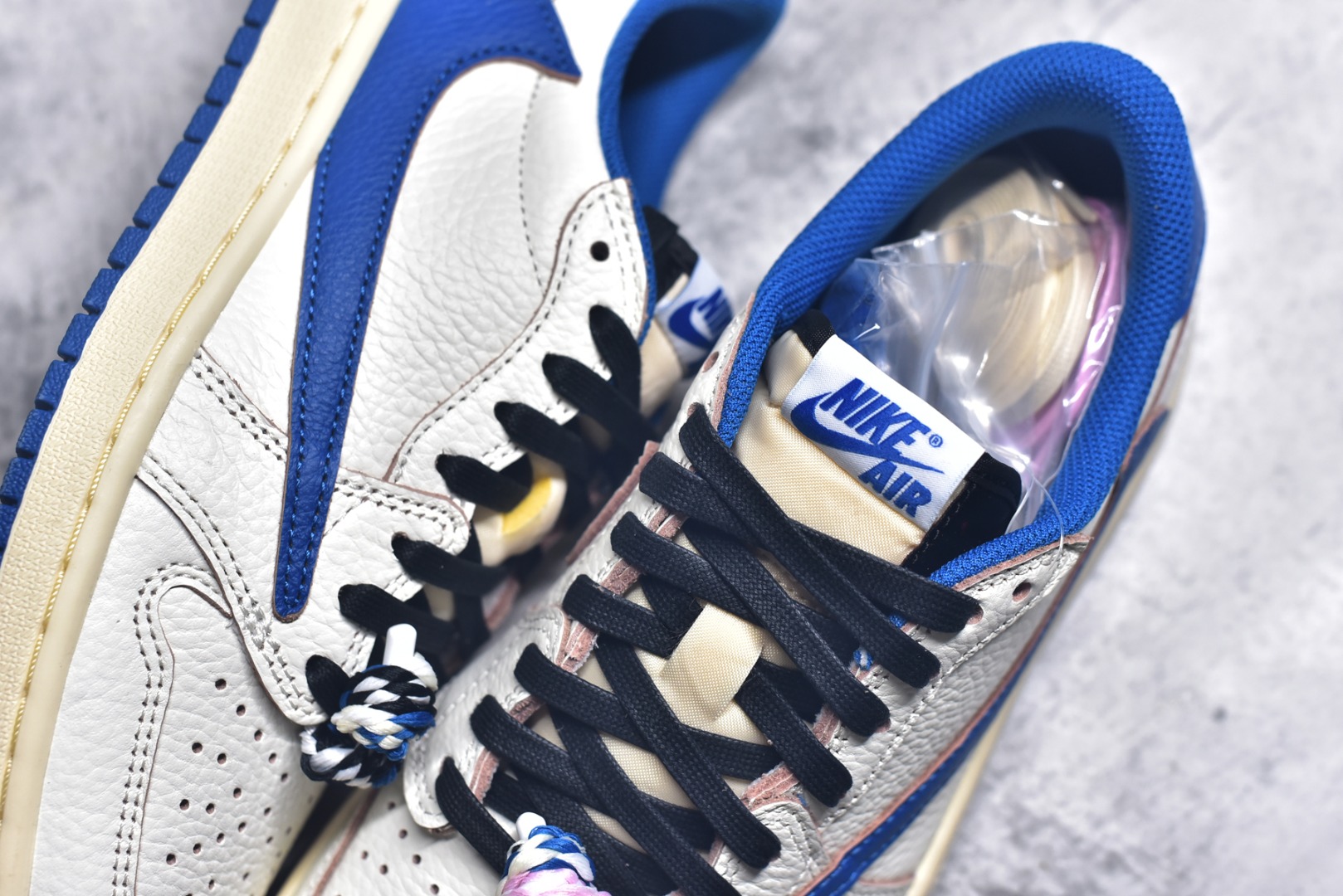 图片[9]-#Travis Scott x Air Jordan AJ1 Low OG SP TS联名倒钩低帮 白蓝闪电2.0 DM7866-104 市场风向标版本 圈内最强倒钩系列 高端零售裸鞋圈特供批次 产品品控稳定性领先行业 SZ原厂全套原楦原纸板冲刀磨具开发 原厂皮料加持 原厂港宝加持定型后跟R度完美 同源原厂电绣 鬼脸飞翼针数密度立体效果一致 百分百一致原鞋 原厂拉帮工艺 针距密度一致 后跟弧度收口自然不对折 极致一眼正品既视感 进口玻璃冲刀皮料裁剪零毛边 全鞋电脑针车工艺 品控清洁度最高QC检验标准 免检产品 原厂订购鞋盒、鞋标、防尘纸、鞋撑、鞋带 追求极致的原厂味道 尺码：36 36.5 37.5 38 38.5 39 40 40.5 41 42 42.5 43 44 44.5 45 45.5 46 47.5 48.5-选品中心