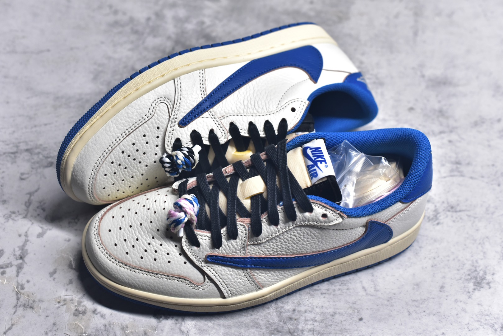 图片[7]-#Travis Scott x Air Jordan AJ1 Low OG SP TS联名倒钩低帮 白蓝闪电2.0 DM7866-104 市场风向标版本 圈内最强倒钩系列 高端零售裸鞋圈特供批次 产品品控稳定性领先行业 SZ原厂全套原楦原纸板冲刀磨具开发 原厂皮料加持 原厂港宝加持定型后跟R度完美 同源原厂电绣 鬼脸飞翼针数密度立体效果一致 百分百一致原鞋 原厂拉帮工艺 针距密度一致 后跟弧度收口自然不对折 极致一眼正品既视感 进口玻璃冲刀皮料裁剪零毛边 全鞋电脑针车工艺 品控清洁度最高QC检验标准 免检产品 原厂订购鞋盒、鞋标、防尘纸、鞋撑、鞋带 追求极致的原厂味道 尺码：36 36.5 37.5 38 38.5 39 40 40.5 41 42 42.5 43 44 44.5 45 45.5 46 47.5 48.5-选品中心