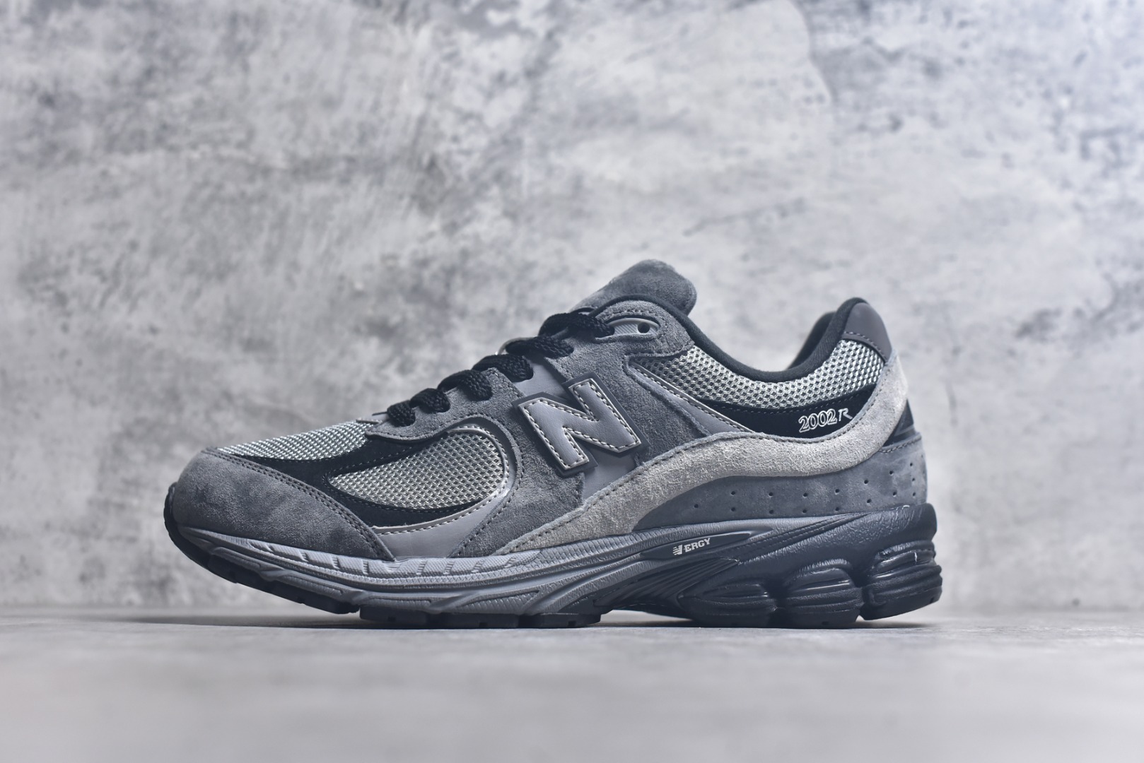 #New Balance 2002系列 复古休闲跑步鞋 M2002RCL #鞋款延续了经典科技，升级版N-ERGY缓震物料机能与材质上脚太舒适了，鞋面的柔软麂皮搭配尼龙网布，特别透气而且还复古感，不管是搭配牛仔裤还工装裤都是百搭！尺码：36-46.5（半）-选品中心