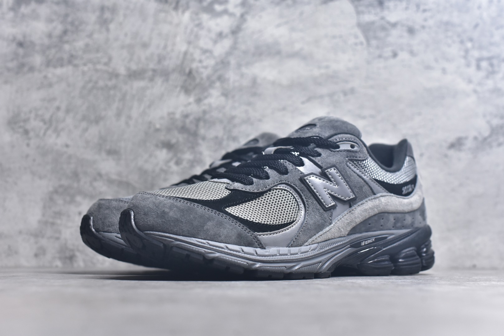 图片[2]-#New Balance 2002系列 复古休闲跑步鞋 M2002RCL #鞋款延续了经典科技，升级版N-ERGY缓震物料机能与材质上脚太舒适了，鞋面的柔软麂皮搭配尼龙网布，特别透气而且还复古感，不管是搭配牛仔裤还工装裤都是百搭！尺码：36-46.5（半）-选品中心