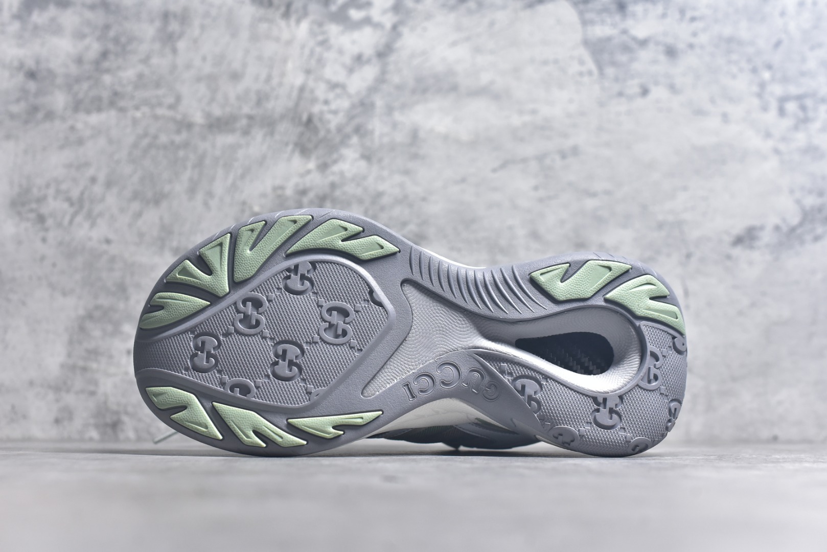 图片[6]-#GUCCI 古驰皮革圆头抽绳低帮生活休闲鞋 Gucci（古驰）是源于意大利的时装奢饰品牌，是全球奢侈品品牌之一。由古驰奥•古驰在1921年于意大利佛罗伦萨创办。古驰的严品包括时装、皮具、皮鞋、手表、领带、丝巾、香水、家居用品及宠物用品等，借由其独特的创意和革新，以及精湛的意大利工艺闻名于世。GUCCl品牌时装一向以高档、豪华、性感而闻名于世，以“身份与财富之象征”品牌形象成为富有上流社会的消费宠儿。古驰—-永恒而经典并深受明星们的青睐，品牌灵感源自演员，公主和名媛等杰出女性。实拍调校N版已经零色差零失真 百分百还原实物色彩所见即所得 不存在货不对板色差等低级问题 选购参考实物拍摄 不混卖不参货 只用心做好货严格选品 承诺混一赔十 尺码：36-40-选品中心