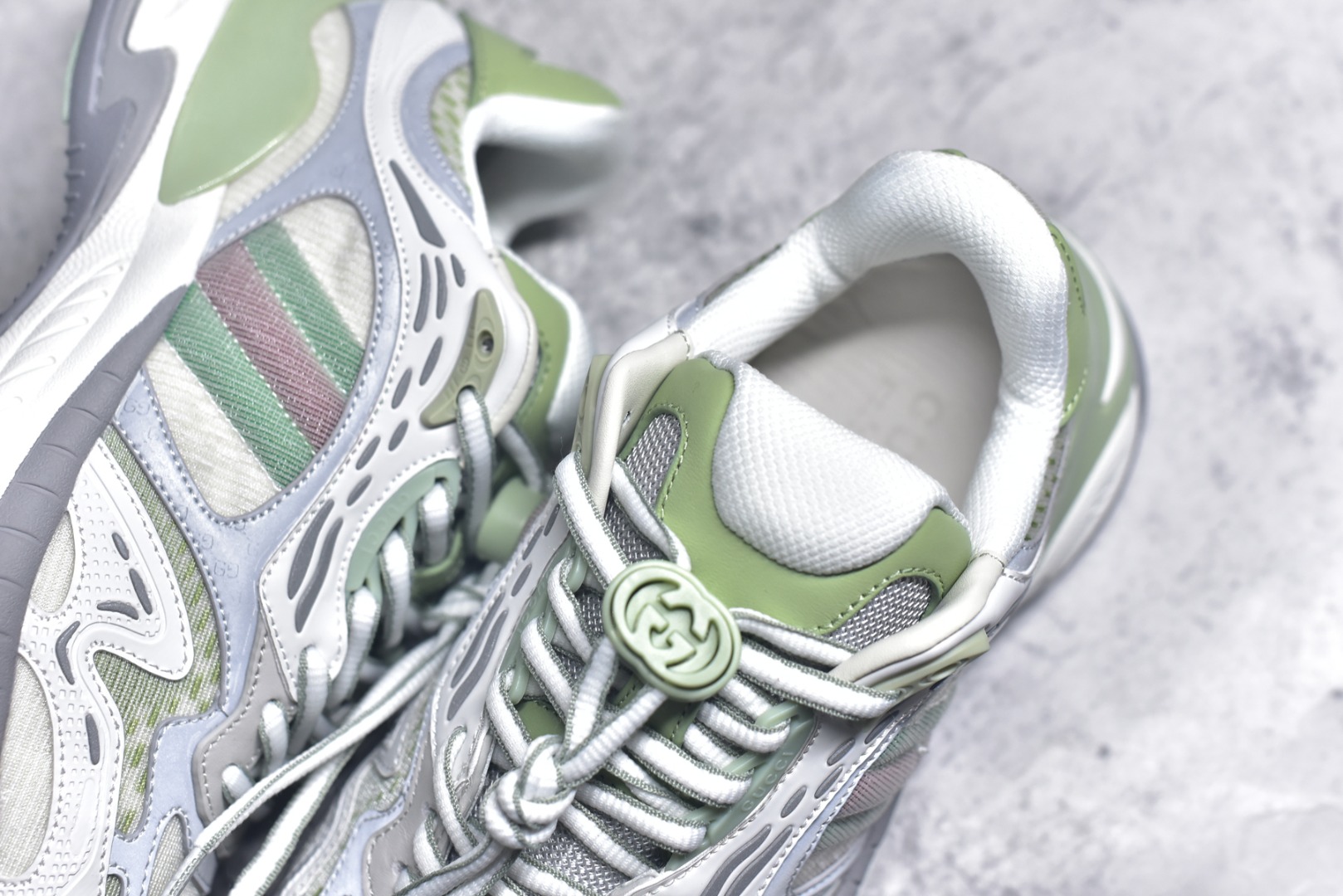 图片[9]-#GUCCI 古驰皮革圆头抽绳低帮生活休闲鞋 Gucci（古驰）是源于意大利的时装奢饰品牌，是全球奢侈品品牌之一。由古驰奥•古驰在1921年于意大利佛罗伦萨创办。古驰的严品包括时装、皮具、皮鞋、手表、领带、丝巾、香水、家居用品及宠物用品等，借由其独特的创意和革新，以及精湛的意大利工艺闻名于世。GUCCl品牌时装一向以高档、豪华、性感而闻名于世，以“身份与财富之象征”品牌形象成为富有上流社会的消费宠儿。古驰—-永恒而经典并深受明星们的青睐，品牌灵感源自演员，公主和名媛等杰出女性。实拍调校N版已经零色差零失真 百分百还原实物色彩所见即所得 不存在货不对板色差等低级问题 选购参考实物拍摄 不混卖不参货 只用心做好货严格选品 承诺混一赔十 尺码：36-40-选品中心
