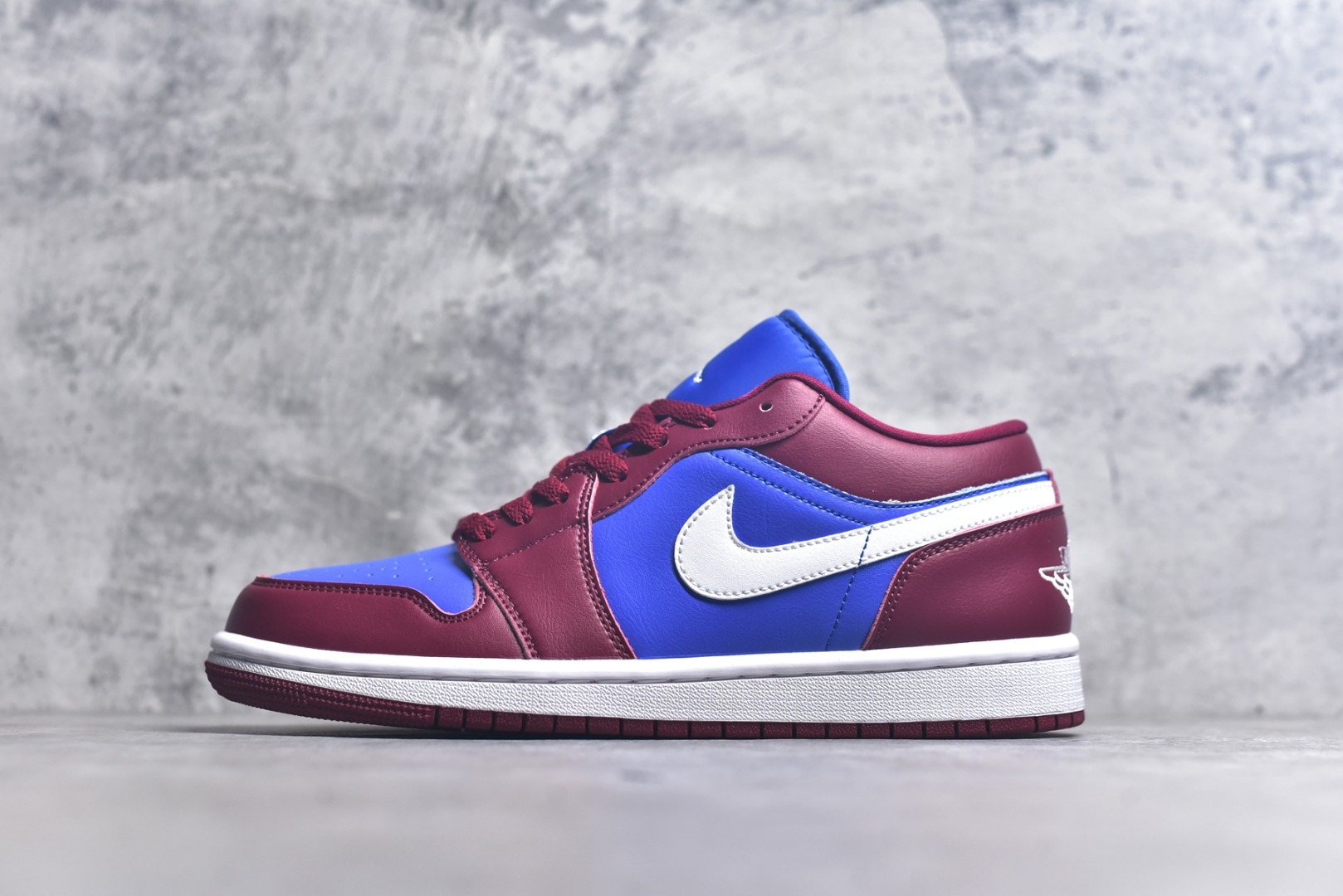 #Air Jordan AJ1 Low 低帮 酒红蓝 DC0774-604 全新流水线出品 DT版本唯一平替选择 市场第二梯队最强版 全部原鞋开发 原楦原纸板开发 全鞋电脑针车 原厂内置全掌气垫 原盒内在原标 唯一Zp原版鞋带绑法 免检产品 全新2022版型 全头层皮料 完美零毛边处理 原厂配置全掌气垫 价格定位良心 几十个配色陆续出货 实拍调校N版已经零色差零失真 百分百还原实物色彩所见即所得 不存在货不对板色差等低级问题 选购参考实物拍摄 不混卖不参货 只用心做好货严格选品 承诺混一赔十 尺码：36 36.5 37.5 38 38.5 39 40 40.5 41 42 42.5 43 44 44.5 45 46-选品中心
