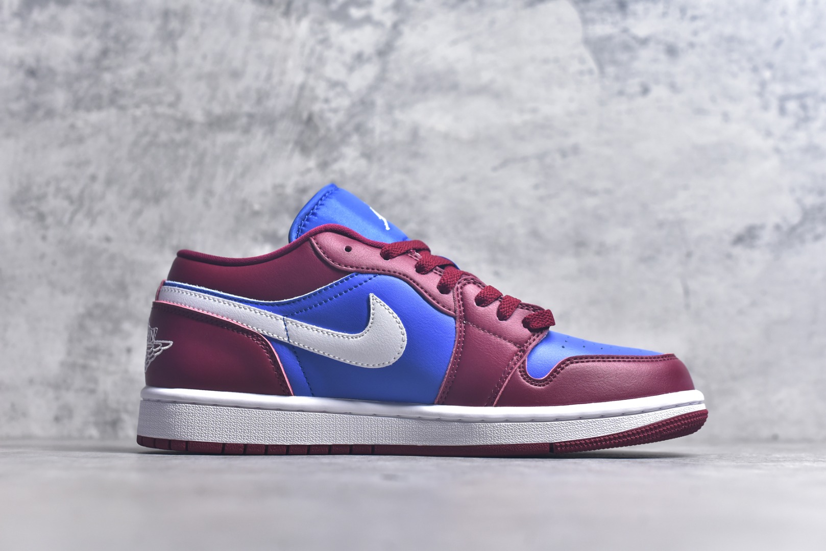 图片[3]-#Air Jordan AJ1 Low 低帮 酒红蓝 DC0774-604 全新流水线出品 DT版本唯一平替选择 市场第二梯队最强版 全部原鞋开发 原楦原纸板开发 全鞋电脑针车 原厂内置全掌气垫 原盒内在原标 唯一Zp原版鞋带绑法 免检产品 全新2022版型 全头层皮料 完美零毛边处理 原厂配置全掌气垫 价格定位良心 几十个配色陆续出货 实拍调校N版已经零色差零失真 百分百还原实物色彩所见即所得 不存在货不对板色差等低级问题 选购参考实物拍摄 不混卖不参货 只用心做好货严格选品 承诺混一赔十 尺码：36 36.5 37.5 38 38.5 39 40 40.5 41 42 42.5 43 44 44.5 45 46-选品中心