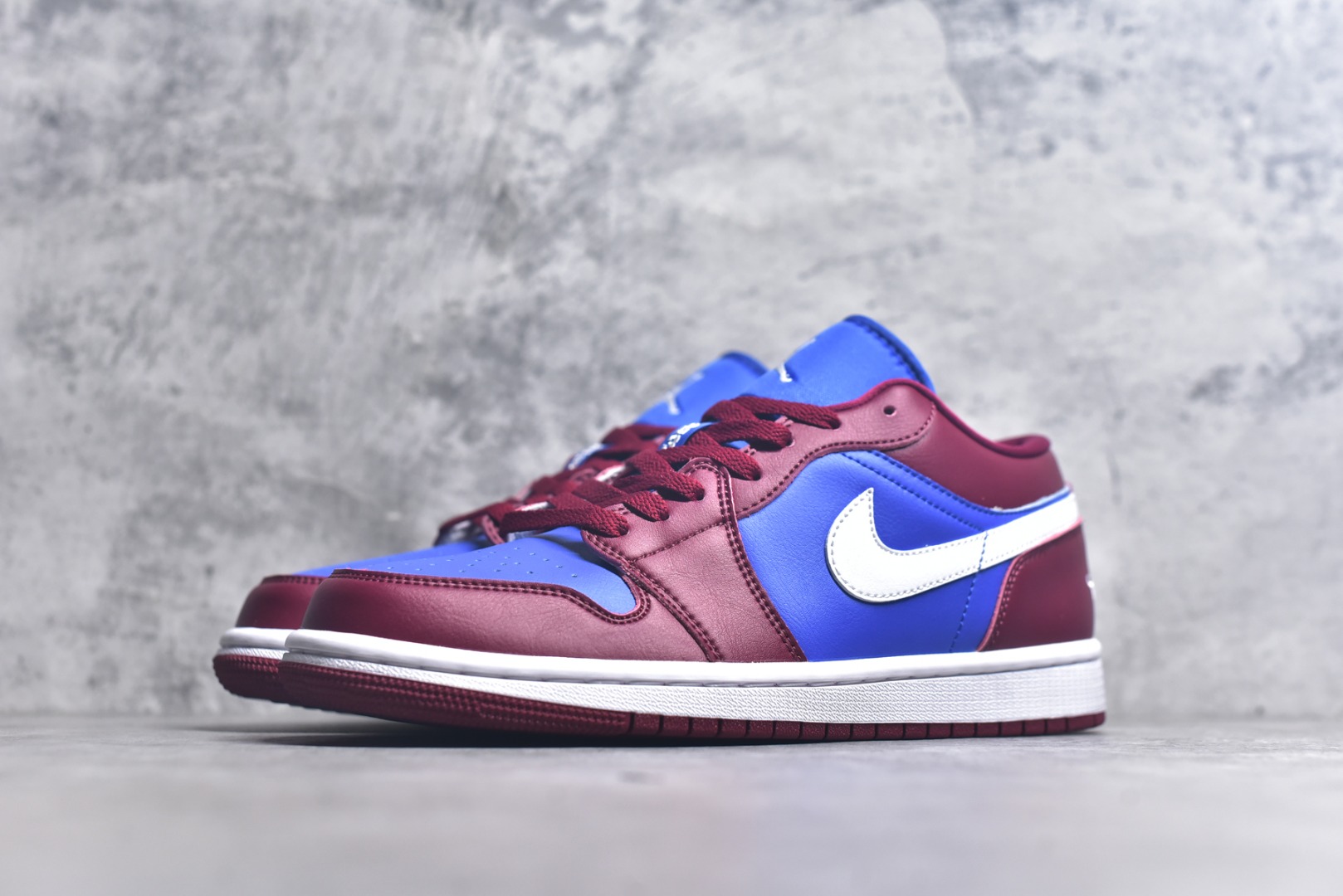 图片[2]-#Air Jordan AJ1 Low 低帮 酒红蓝 DC0774-604 全新流水线出品 DT版本唯一平替选择 市场第二梯队最强版 全部原鞋开发 原楦原纸板开发 全鞋电脑针车 原厂内置全掌气垫 原盒内在原标 唯一Zp原版鞋带绑法 免检产品 全新2022版型 全头层皮料 完美零毛边处理 原厂配置全掌气垫 价格定位良心 几十个配色陆续出货 实拍调校N版已经零色差零失真 百分百还原实物色彩所见即所得 不存在货不对板色差等低级问题 选购参考实物拍摄 不混卖不参货 只用心做好货严格选品 承诺混一赔十 尺码：36 36.5 37.5 38 38.5 39 40 40.5 41 42 42.5 43 44 44.5 45 46-选品中心