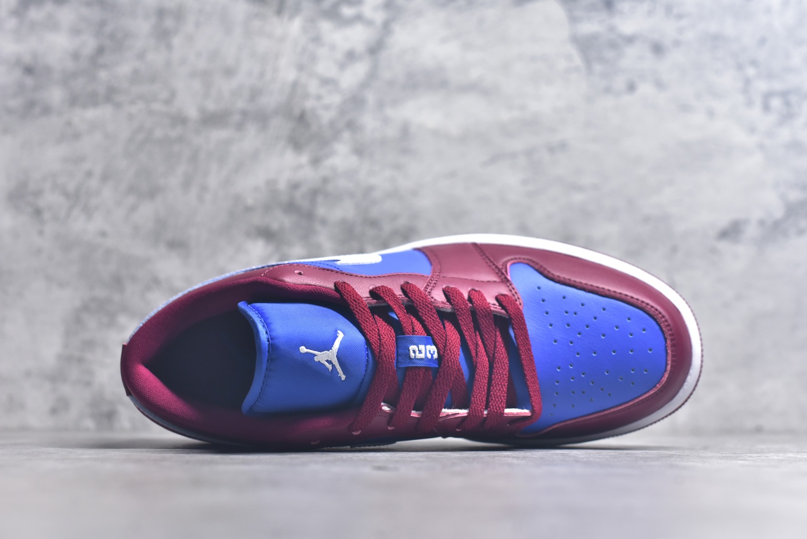 图片[4]-#Air Jordan AJ1 Low 低帮 酒红蓝 DC0774-604 全新流水线出品 DT版本唯一平替选择 市场第二梯队最强版 全部原鞋开发 原楦原纸板开发 全鞋电脑针车 原厂内置全掌气垫 原盒内在原标 唯一Zp原版鞋带绑法 免检产品 全新2022版型 全头层皮料 完美零毛边处理 原厂配置全掌气垫 价格定位良心 几十个配色陆续出货 实拍调校N版已经零色差零失真 百分百还原实物色彩所见即所得 不存在货不对板色差等低级问题 选购参考实物拍摄 不混卖不参货 只用心做好货严格选品 承诺混一赔十 尺码：36 36.5 37.5 38 38.5 39 40 40.5 41 42 42.5 43 44 44.5 45 46-选品中心