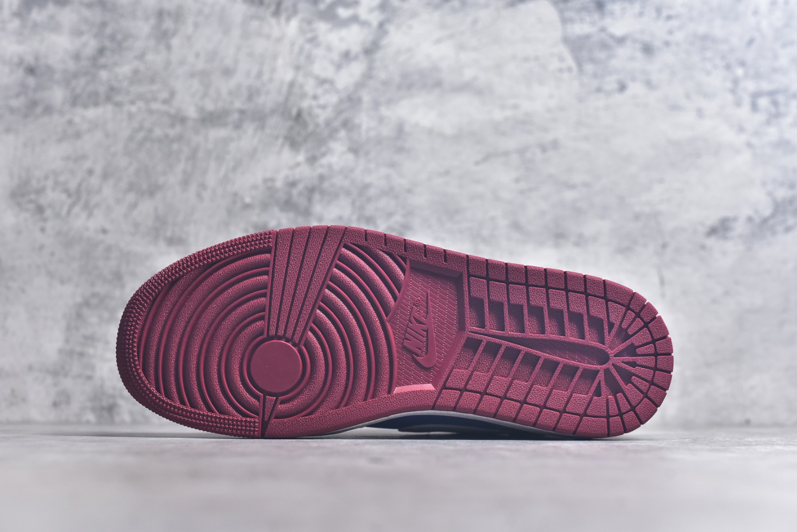图片[6]-#Air Jordan AJ1 Low 低帮 酒红蓝 DC0774-604 全新流水线出品 DT版本唯一平替选择 市场第二梯队最强版 全部原鞋开发 原楦原纸板开发 全鞋电脑针车 原厂内置全掌气垫 原盒内在原标 唯一Zp原版鞋带绑法 免检产品 全新2022版型 全头层皮料 完美零毛边处理 原厂配置全掌气垫 价格定位良心 几十个配色陆续出货 实拍调校N版已经零色差零失真 百分百还原实物色彩所见即所得 不存在货不对板色差等低级问题 选购参考实物拍摄 不混卖不参货 只用心做好货严格选品 承诺混一赔十 尺码：36 36.5 37.5 38 38.5 39 40 40.5 41 42 42.5 43 44 44.5 45 46-选品中心