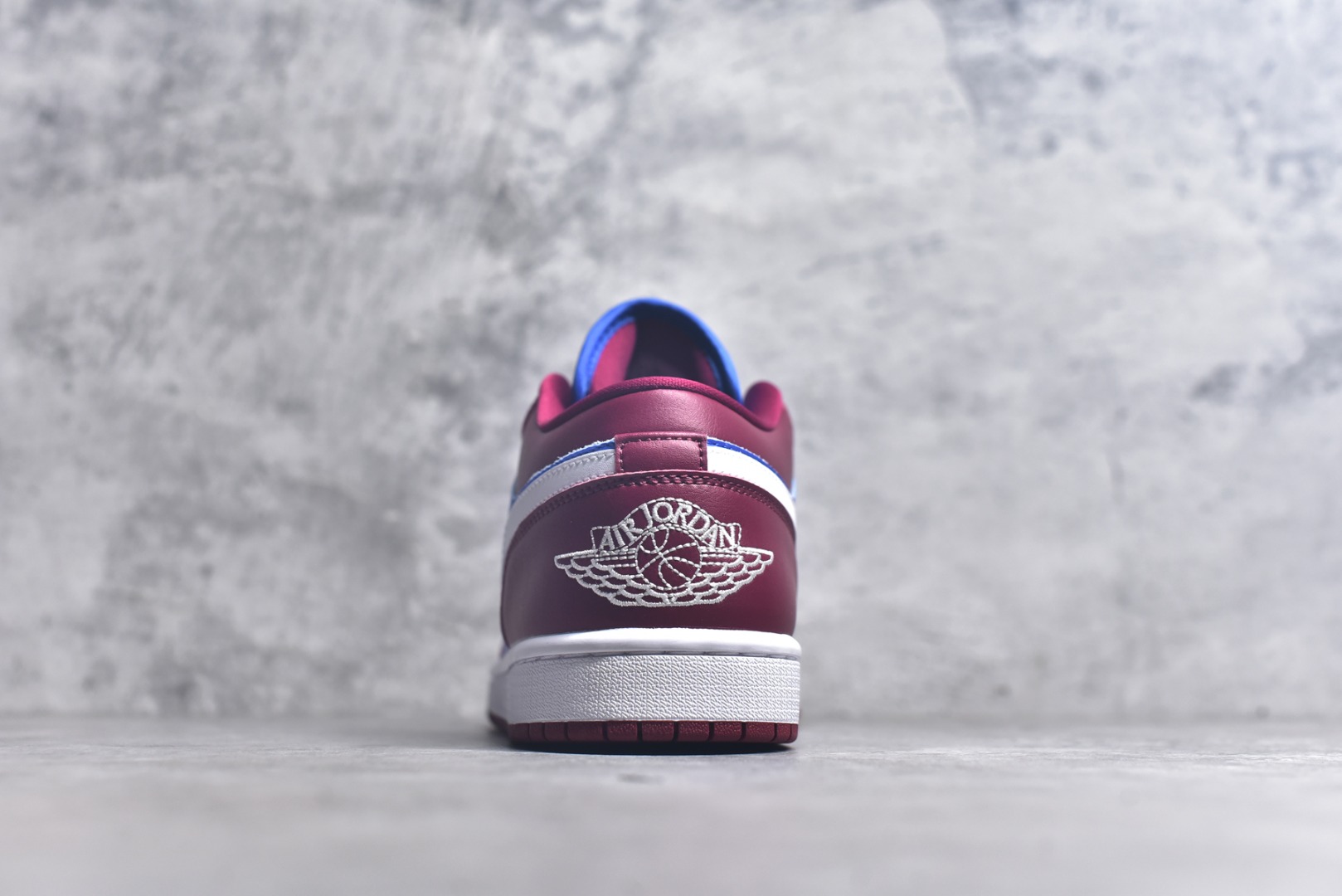 图片[5]-#Air Jordan AJ1 Low 低帮 酒红蓝 DC0774-604 全新流水线出品 DT版本唯一平替选择 市场第二梯队最强版 全部原鞋开发 原楦原纸板开发 全鞋电脑针车 原厂内置全掌气垫 原盒内在原标 唯一Zp原版鞋带绑法 免检产品 全新2022版型 全头层皮料 完美零毛边处理 原厂配置全掌气垫 价格定位良心 几十个配色陆续出货 实拍调校N版已经零色差零失真 百分百还原实物色彩所见即所得 不存在货不对板色差等低级问题 选购参考实物拍摄 不混卖不参货 只用心做好货严格选品 承诺混一赔十 尺码：36 36.5 37.5 38 38.5 39 40 40.5 41 42 42.5 43 44 44.5 45 46-选品中心
